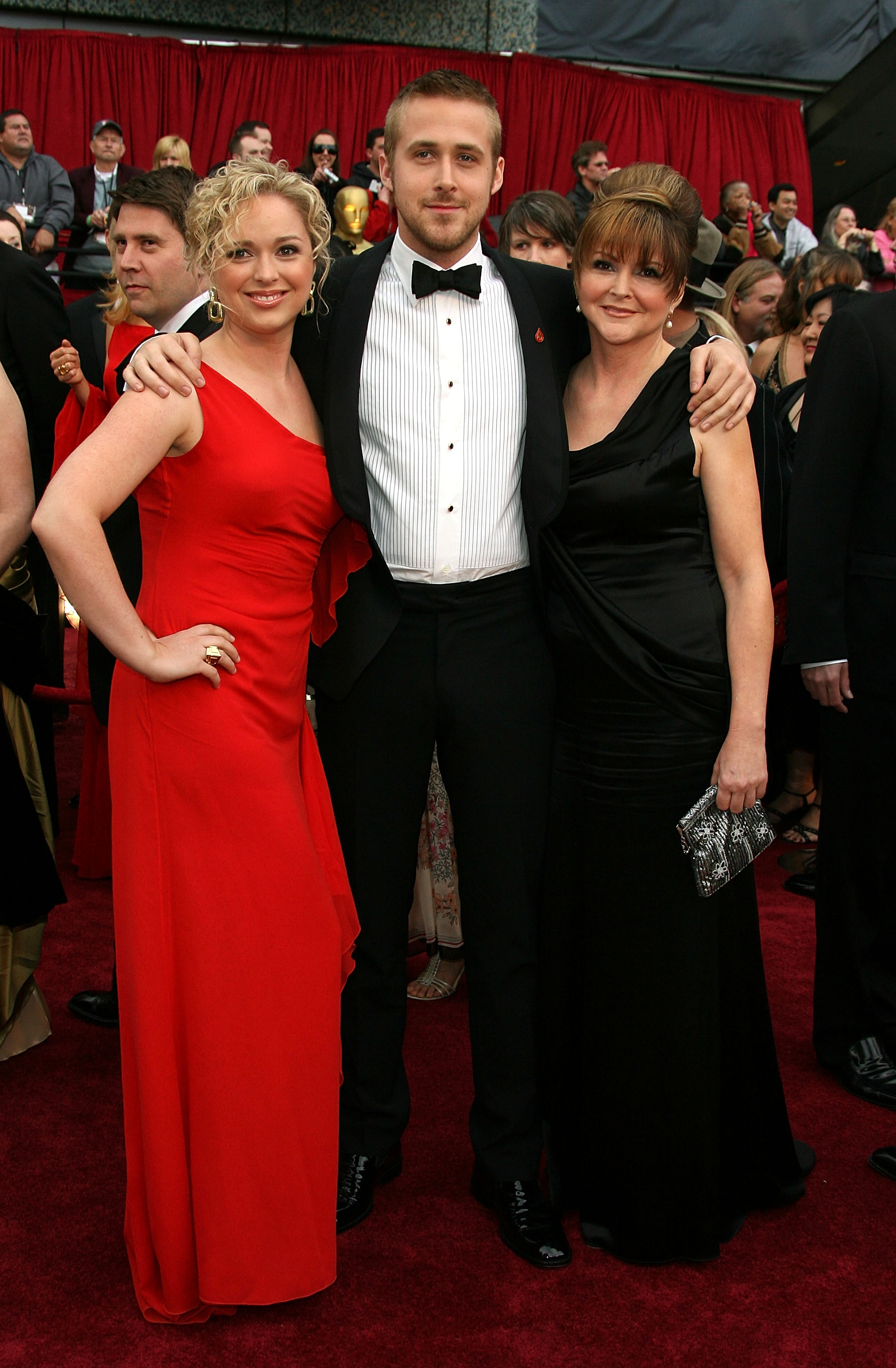 Ryan Gosling with his sister Mandi and mother Donna at  the 79th Annual Academy Awards held on February 25, 2007 | Source: Getty Images