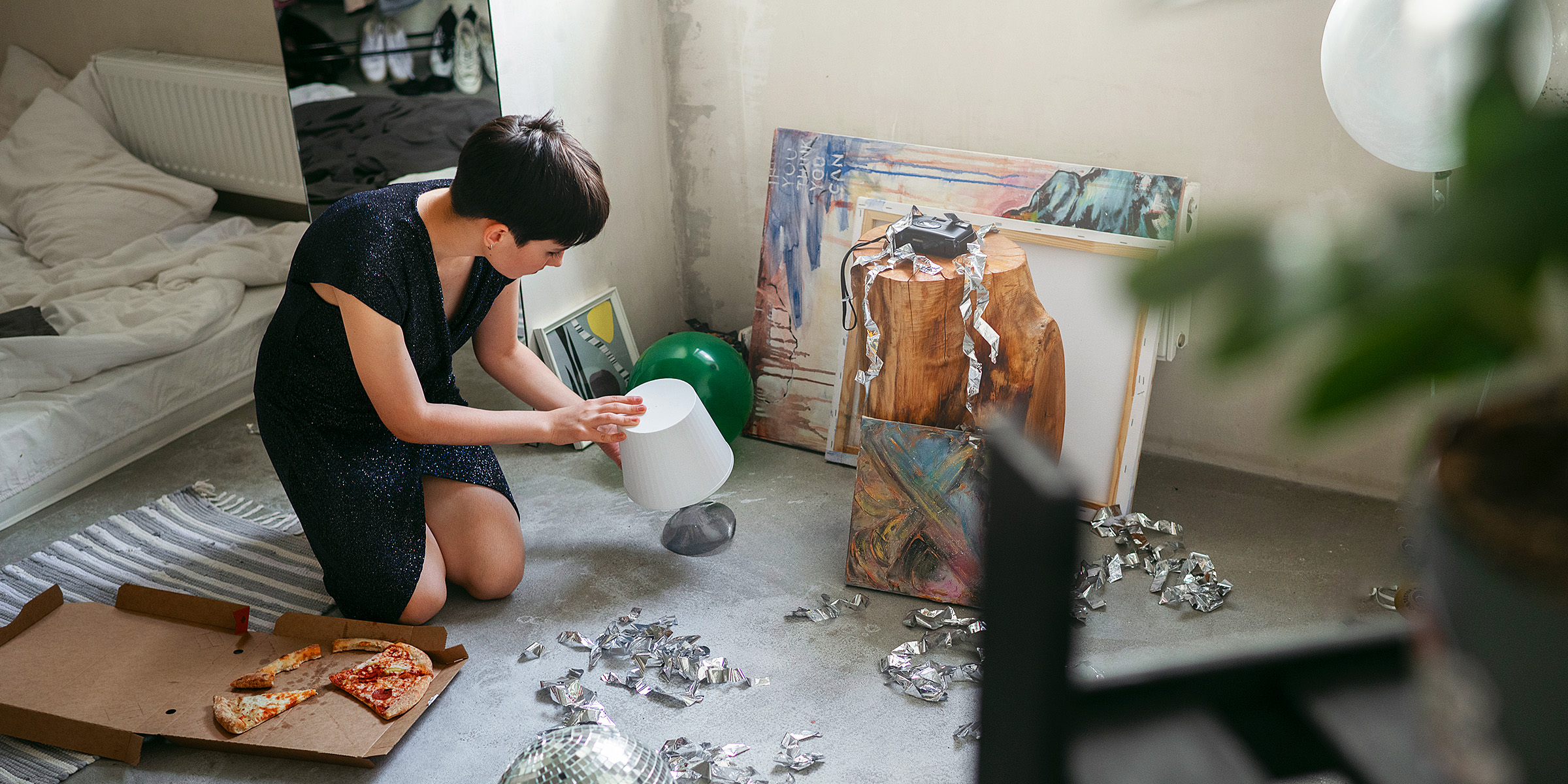 A woman surrounded by trash in her home | Source: Freepik