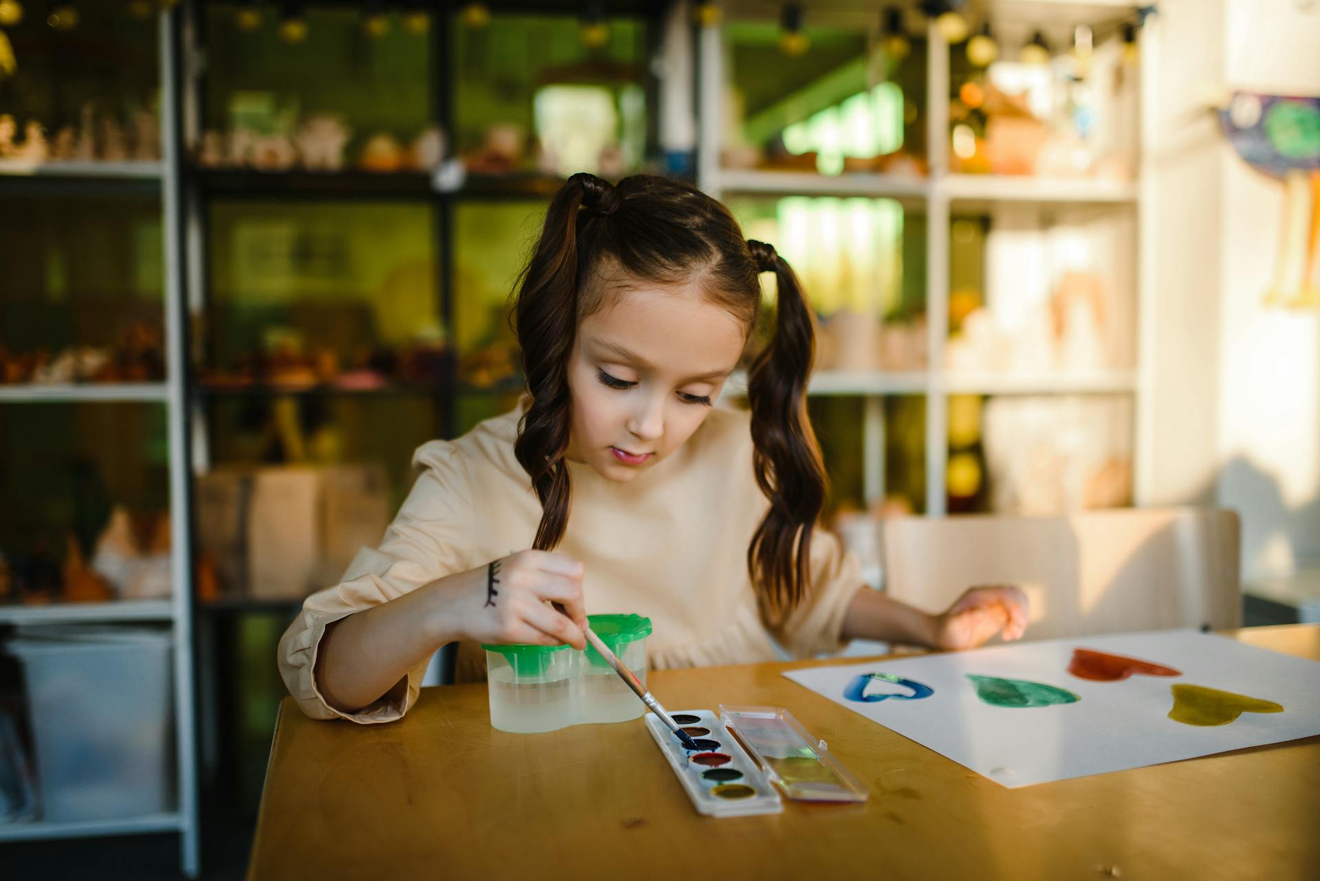 Une fille peint un tableau sur un papier | Source : Pexels