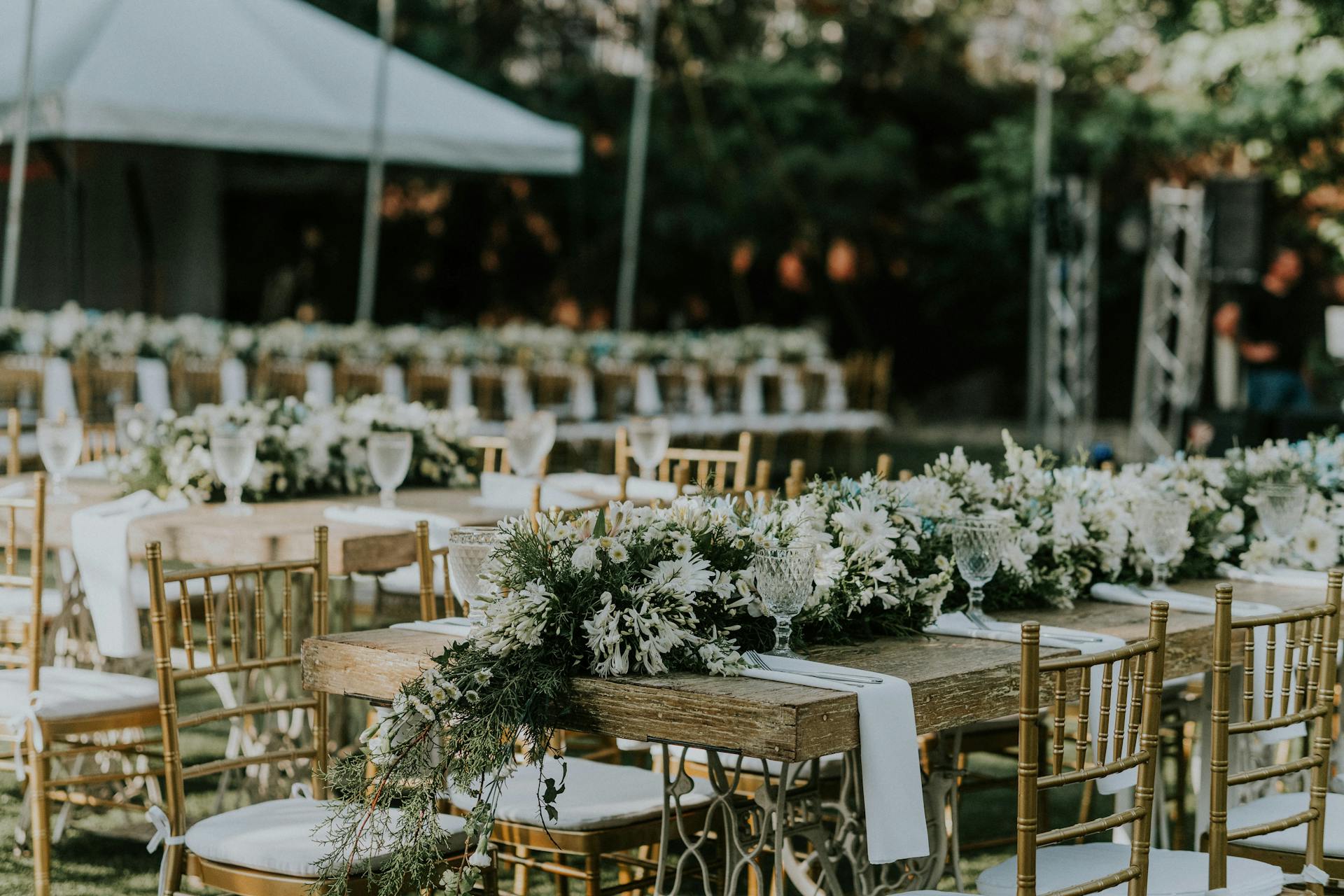 Tables and chairs in an outdoor wedding | Source: Pexels