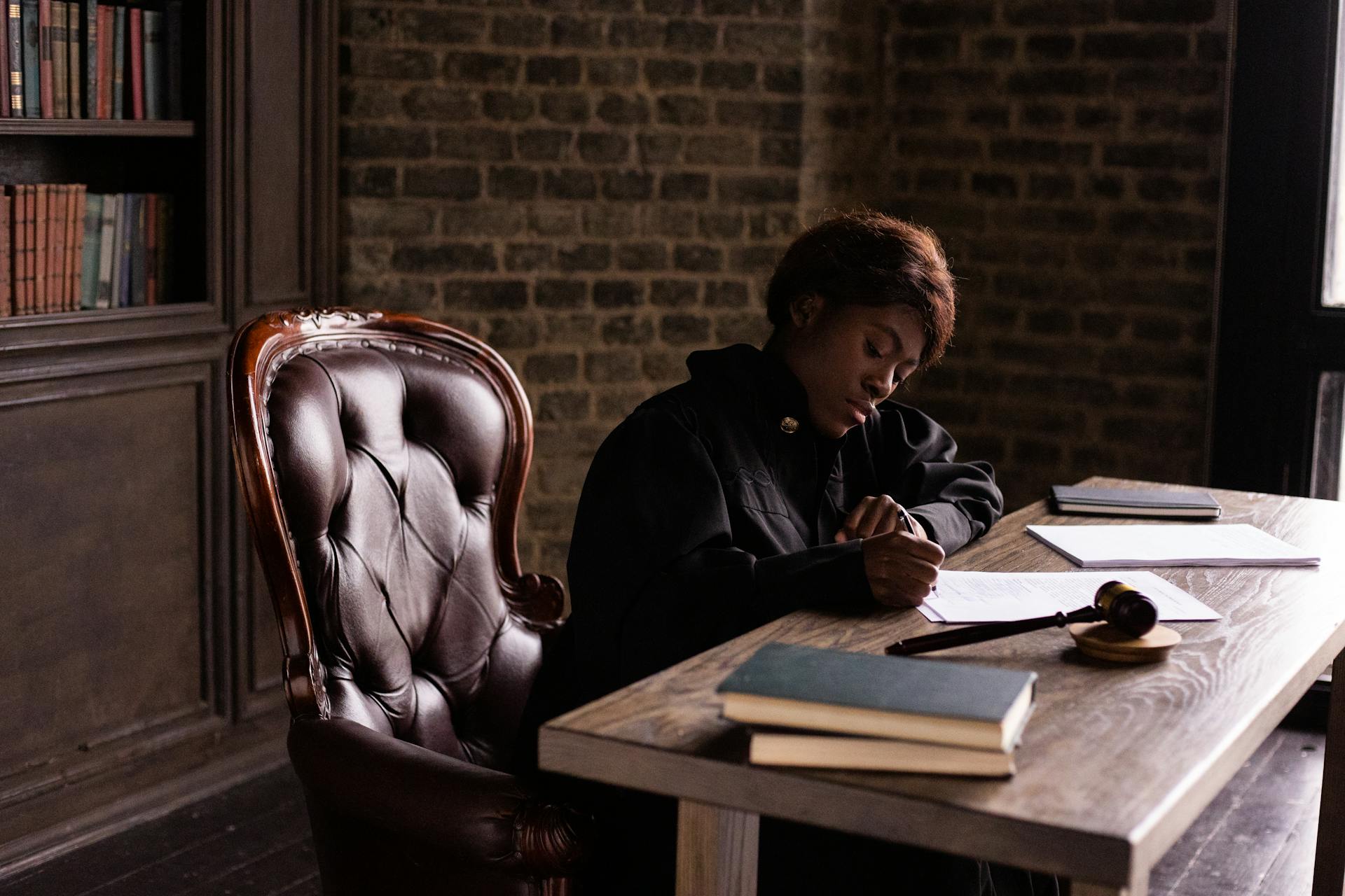 A judge taking notes during a court session | Source: Pexels