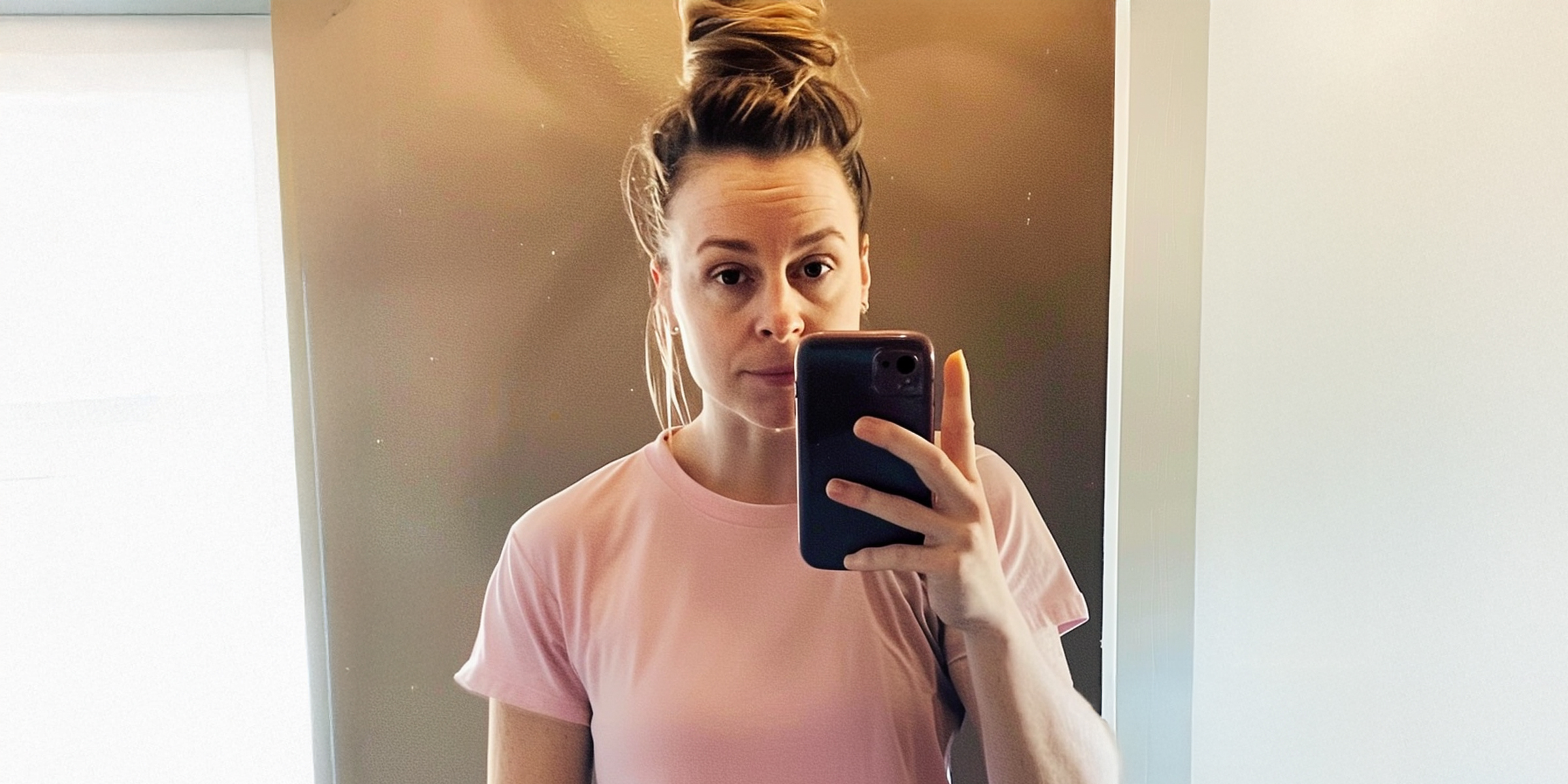 A woman taking a pajama selfie | Source: The Celebritist