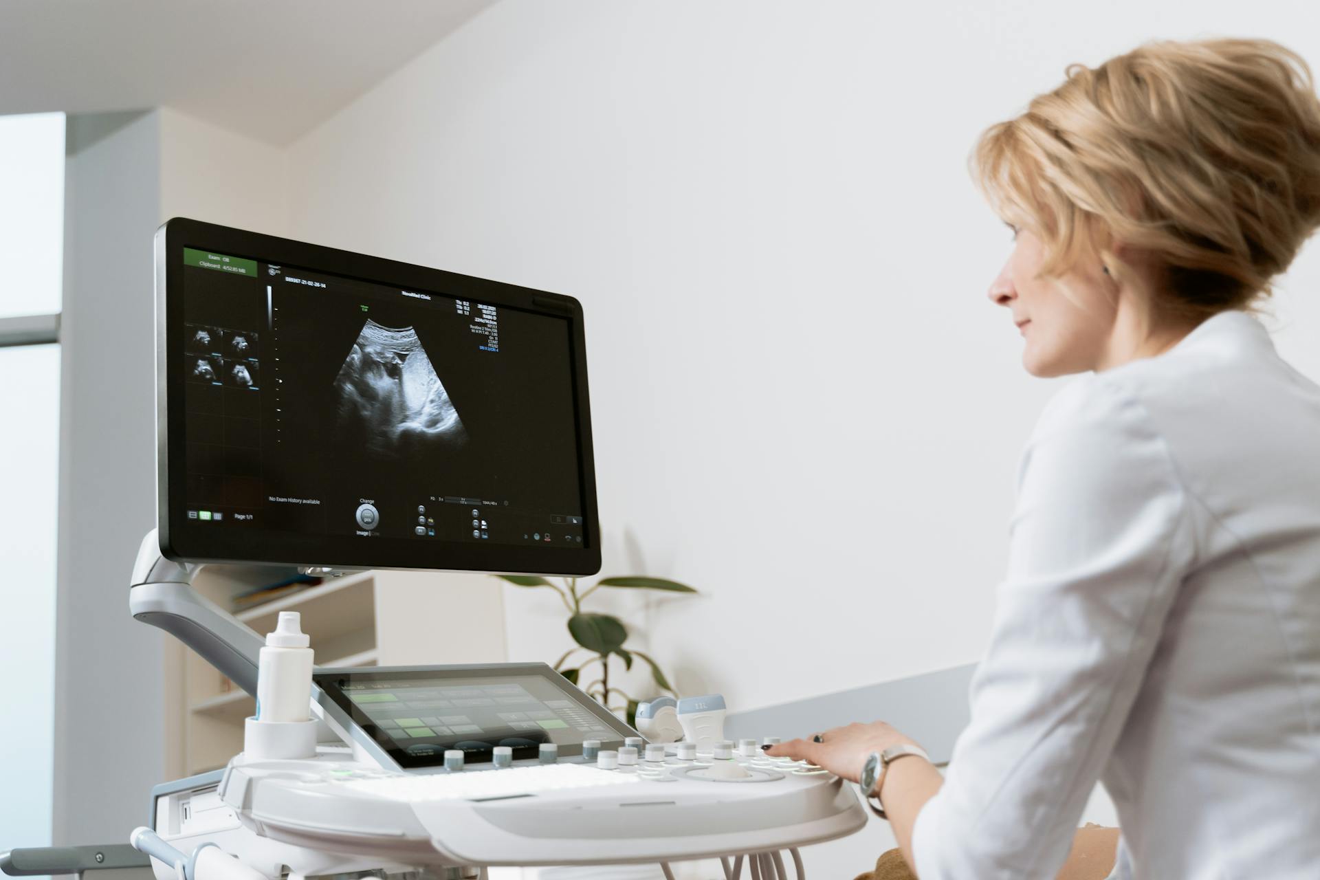 A doctor doing an ultrasound scan | Source: Pexels