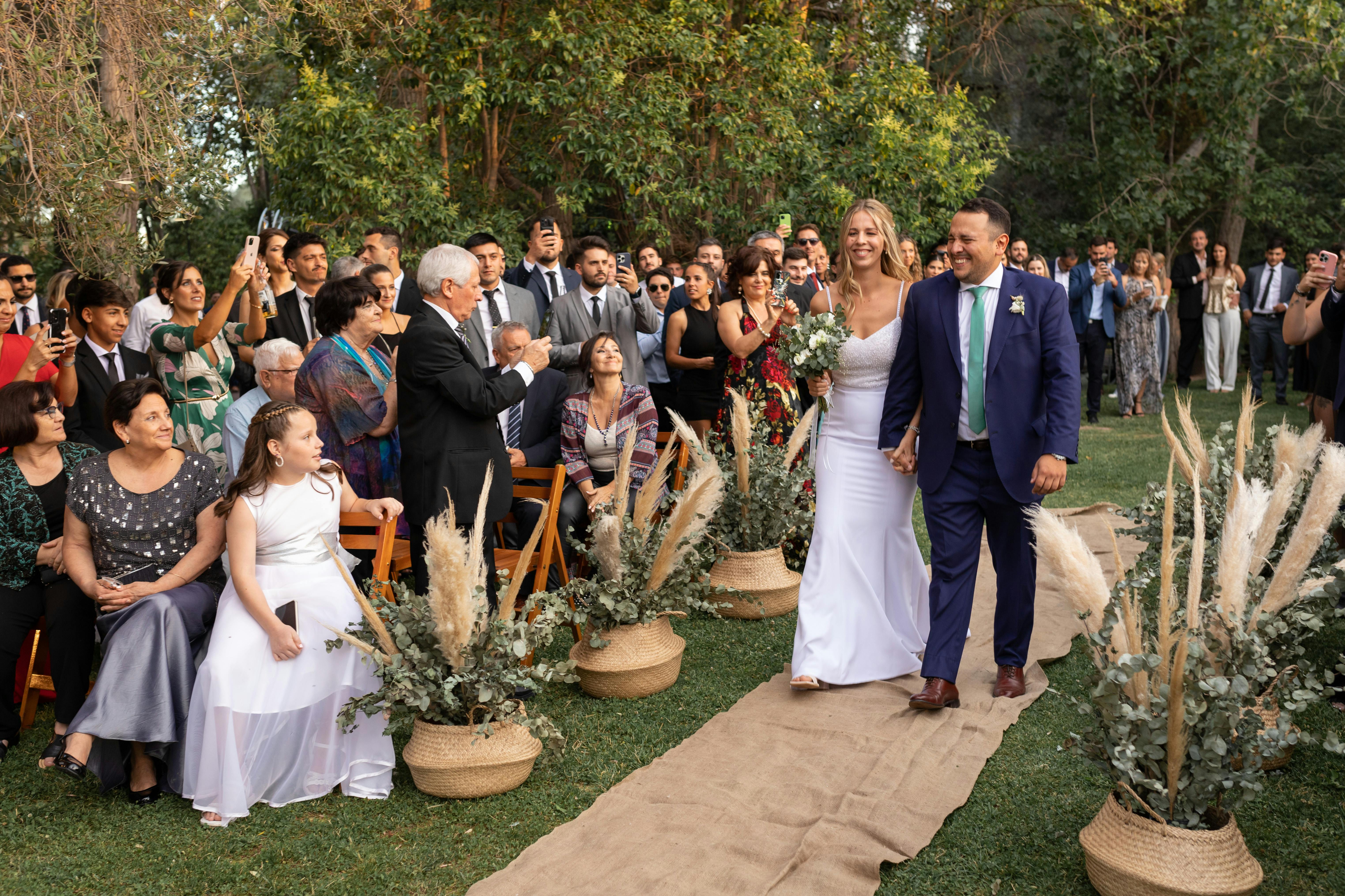 Father walking down the aisle with his daughter | Source: Pexels