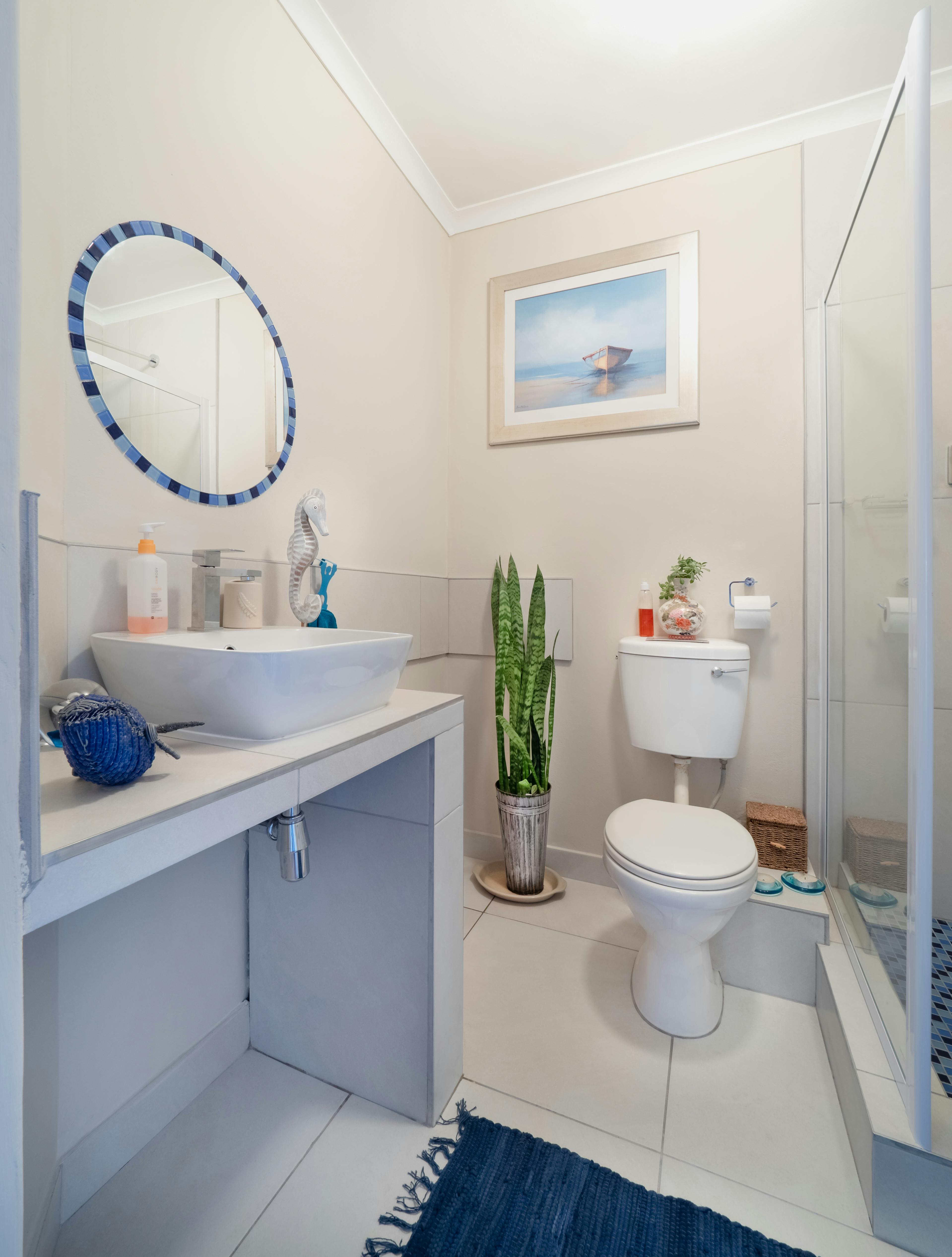 The interior of a bathroom | Source: Pexels