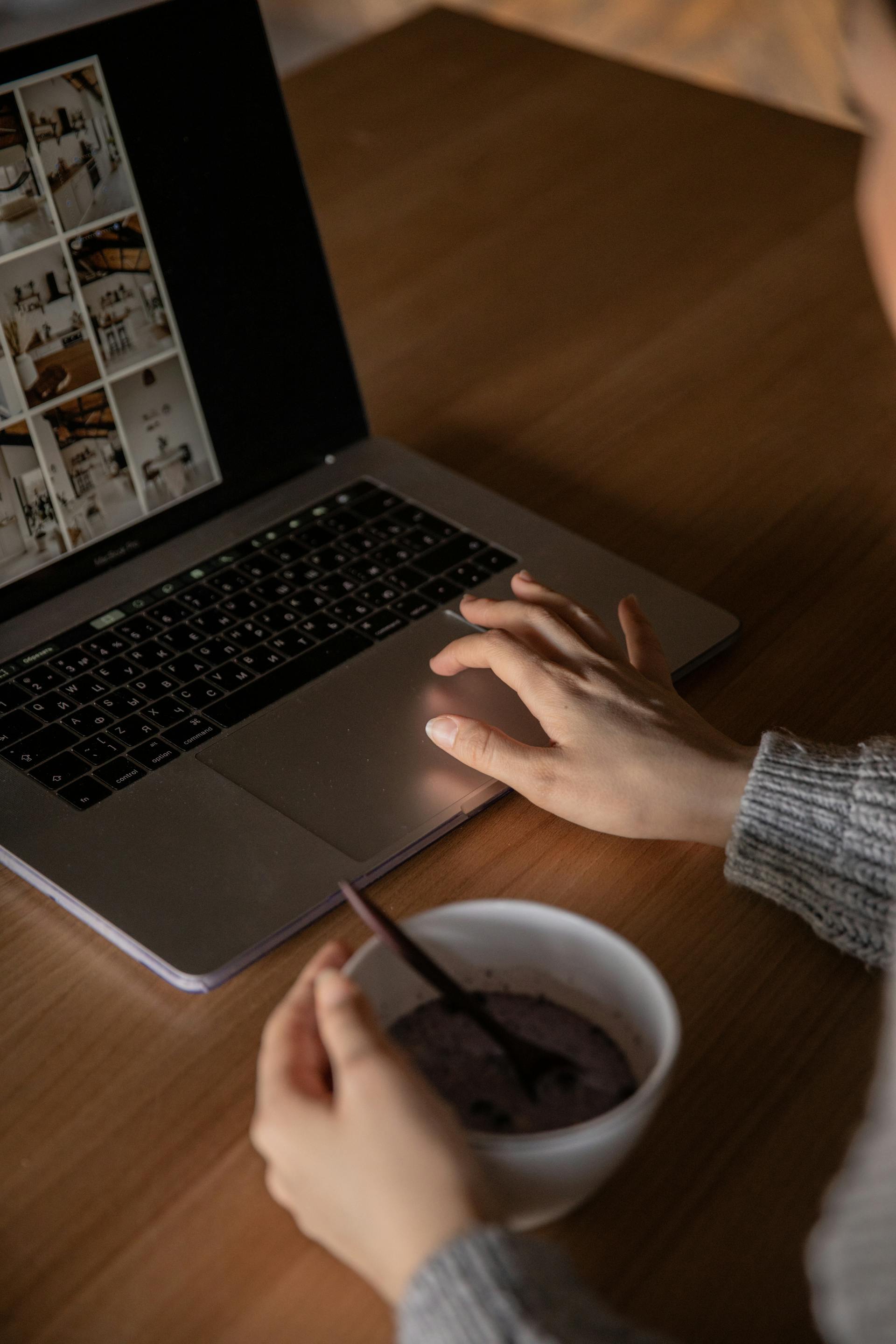 A woman working on her laptop | Source: Pexels
