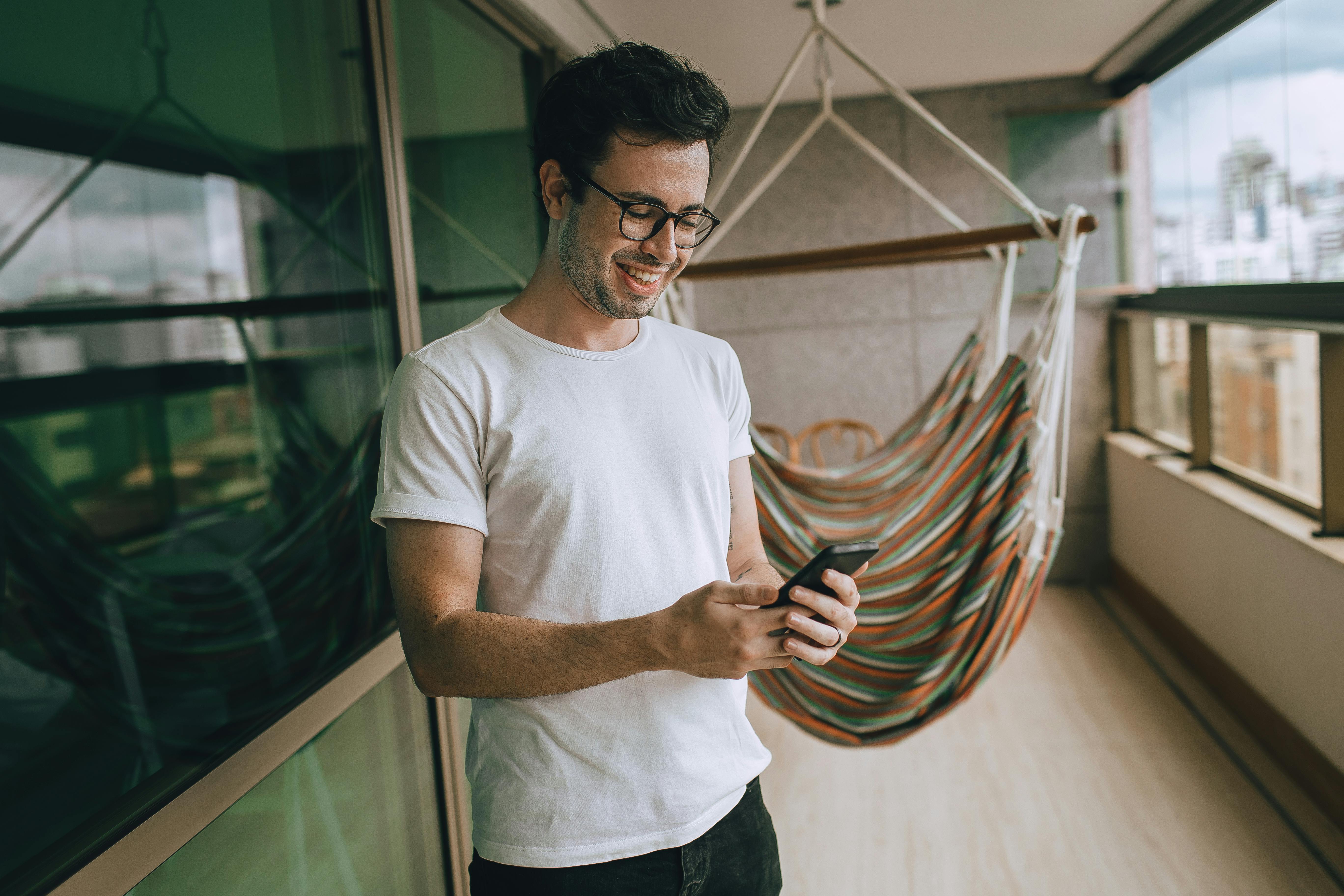 A happy man texting | Source: Pexels