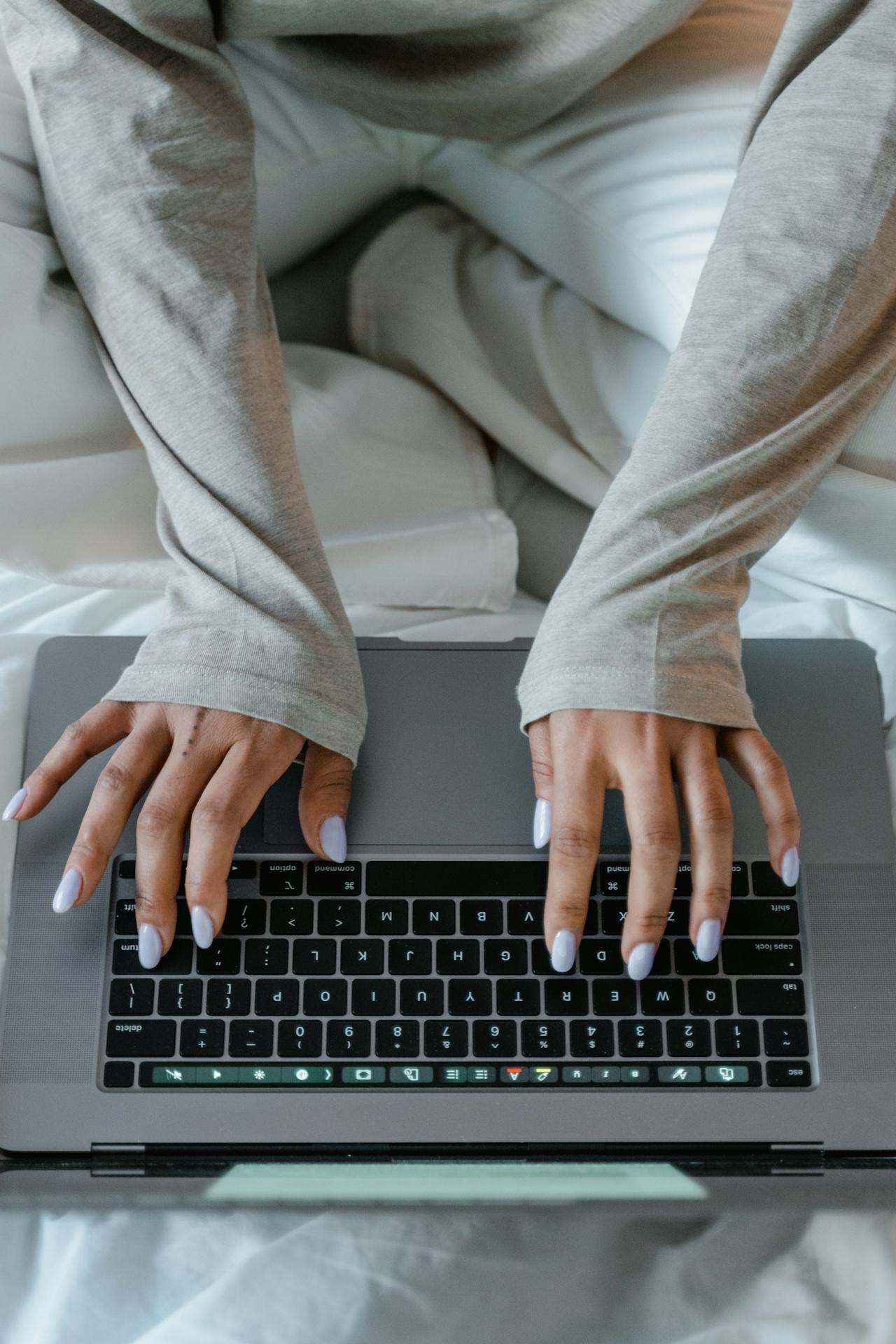 A woman using her laptop | Source: Pexels