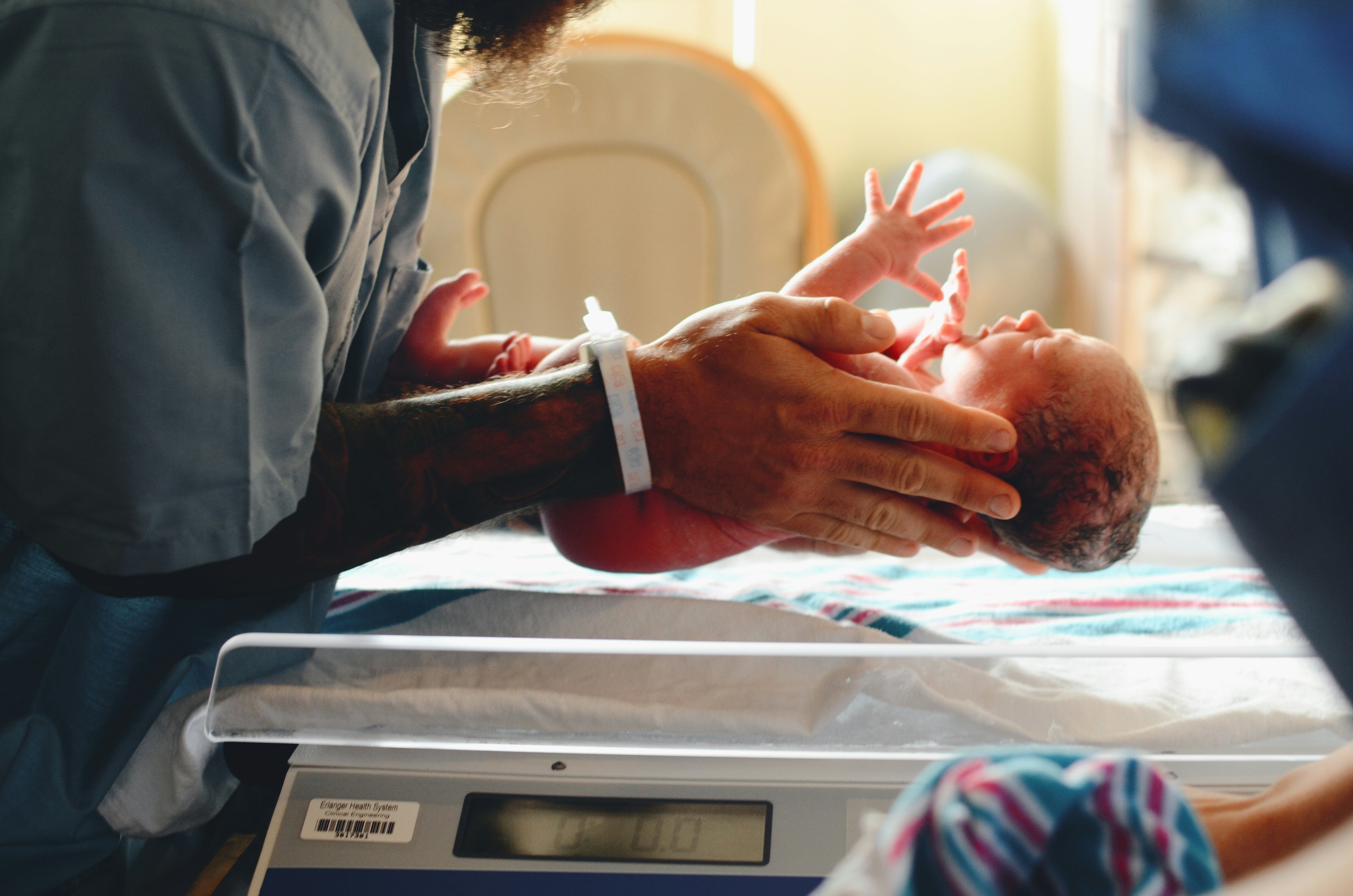 A father meeting his newborn | Source: Unsplash