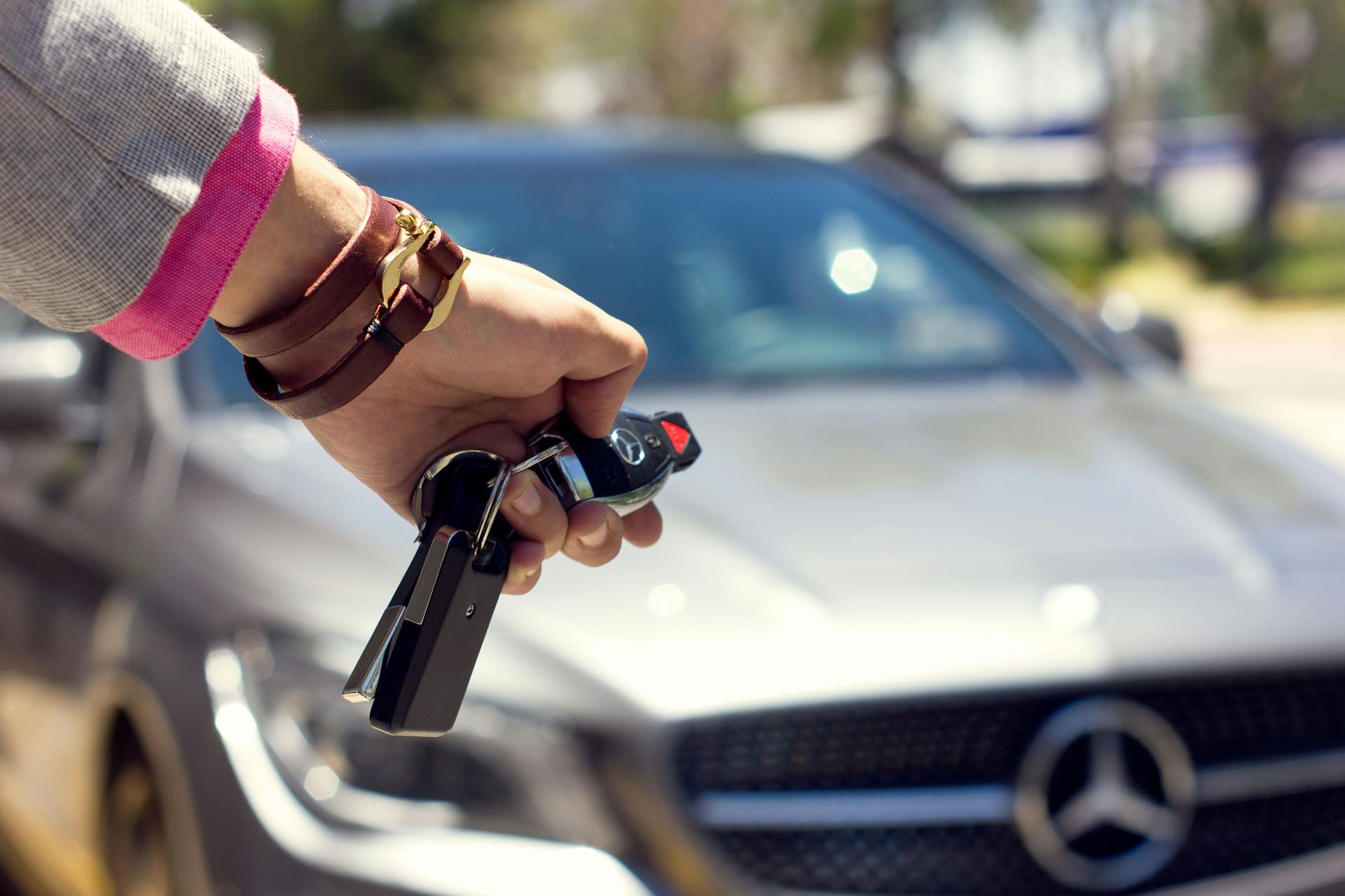 A woman holding car keys | Source: Pexels