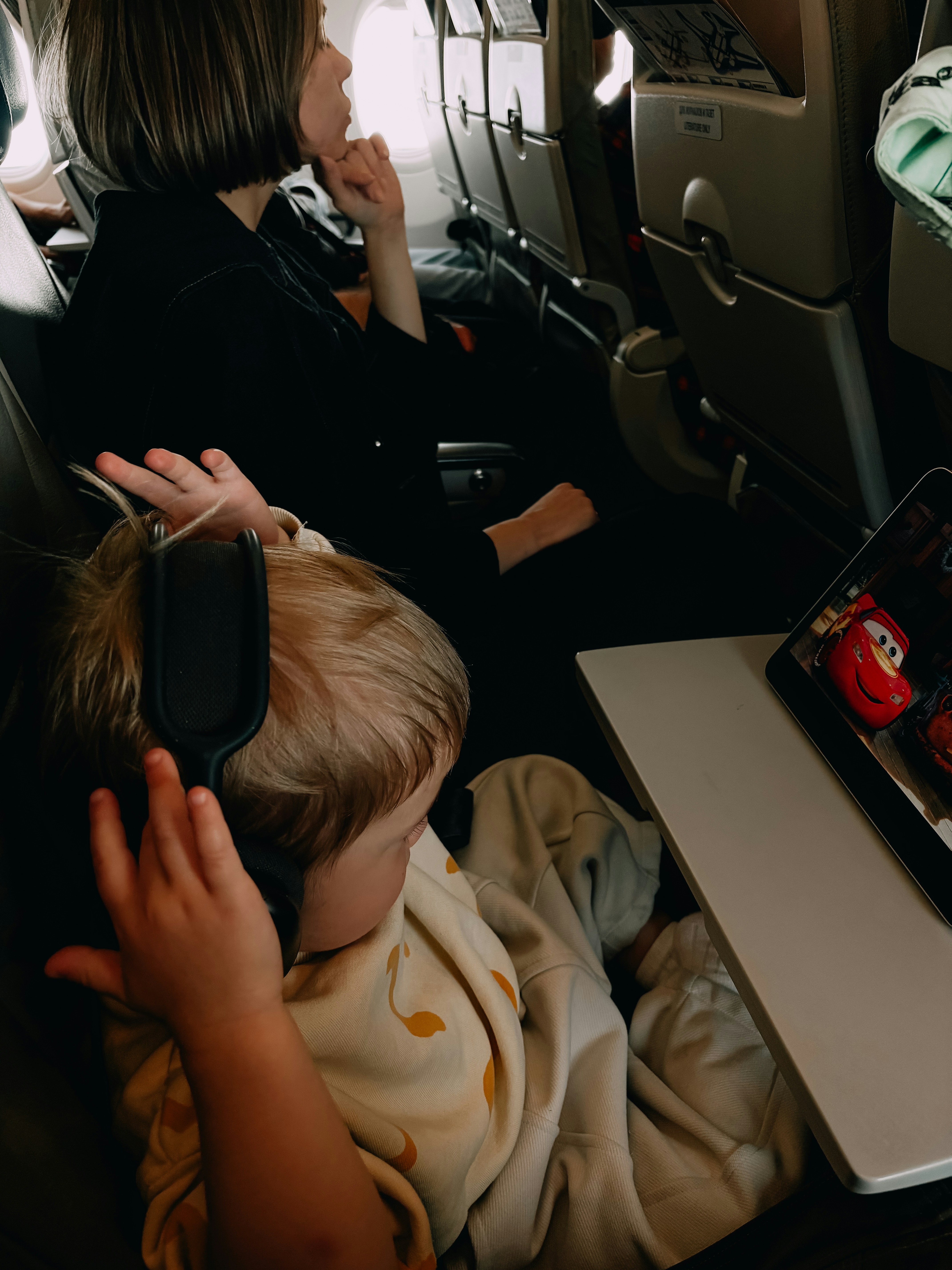 Mother and her child inside a plane | Source: Unsplash