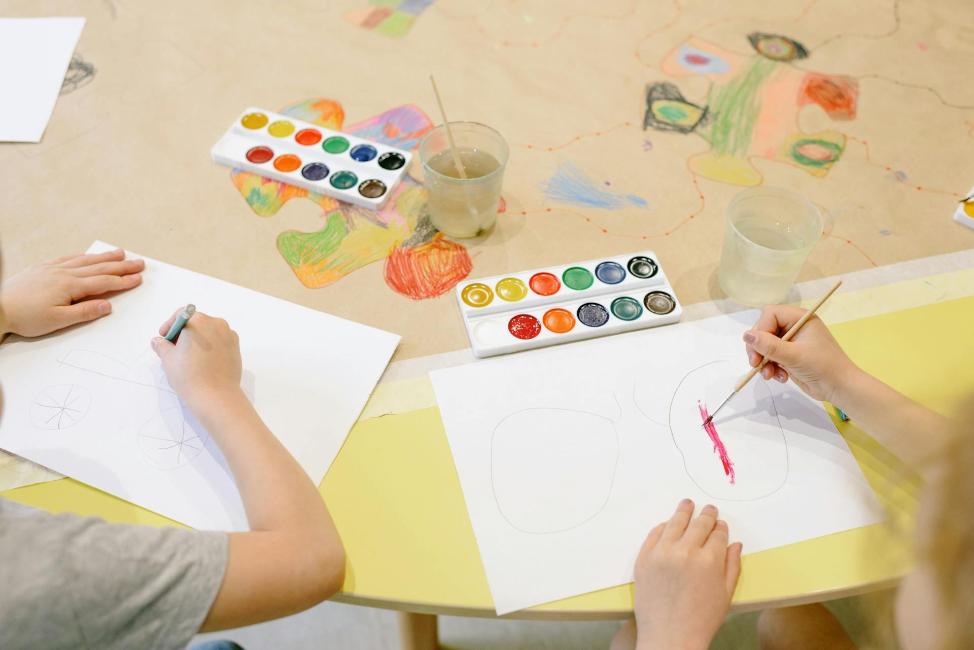 Two kids drawing using art supplies | Source: Pexels