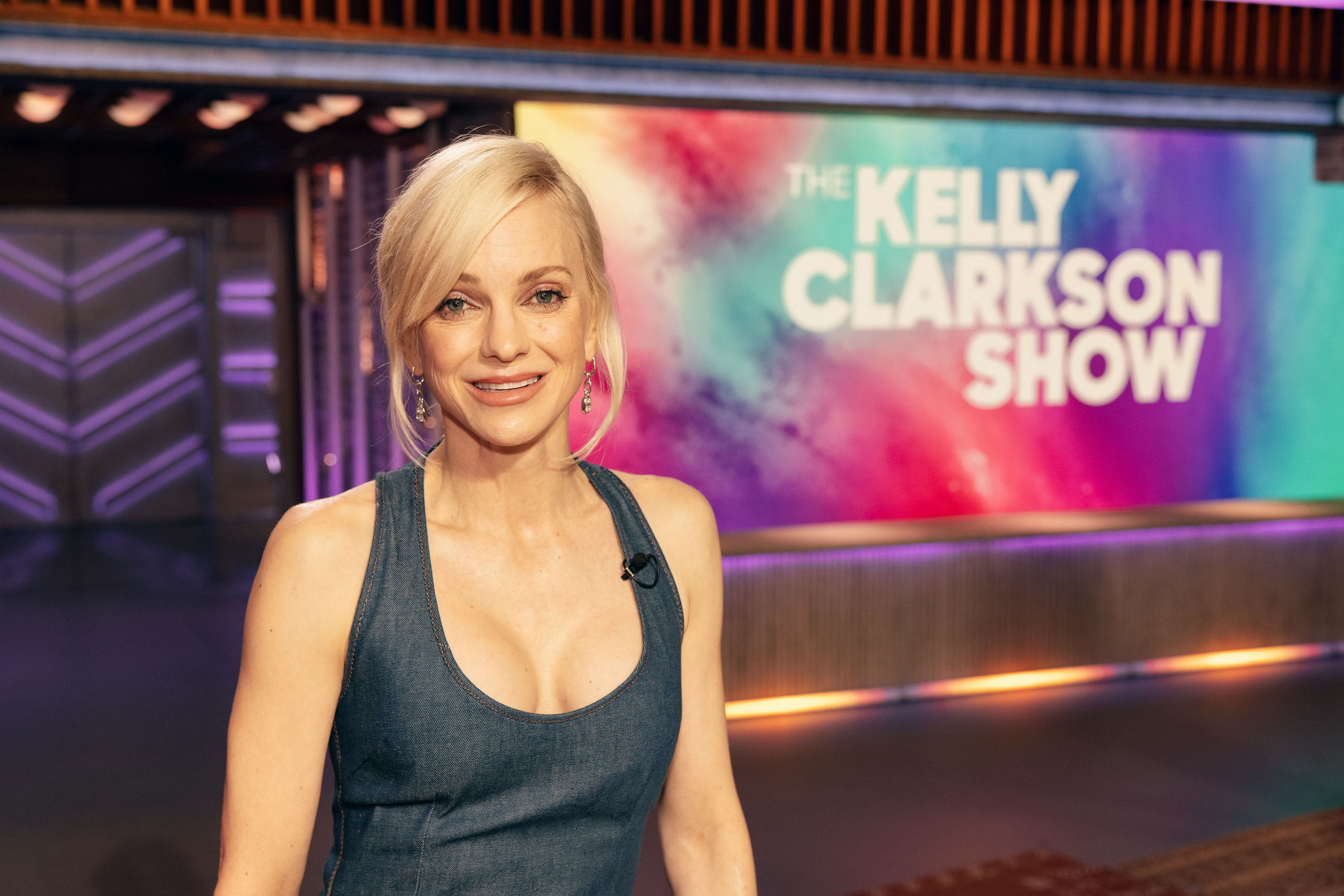 Faris is pictured on "The Kelly Clarkson Show" years after she said she had gradually stopped getting lip injections. She has described the treatment as a choice that ultimately was not right for her. | Source: Getty Images