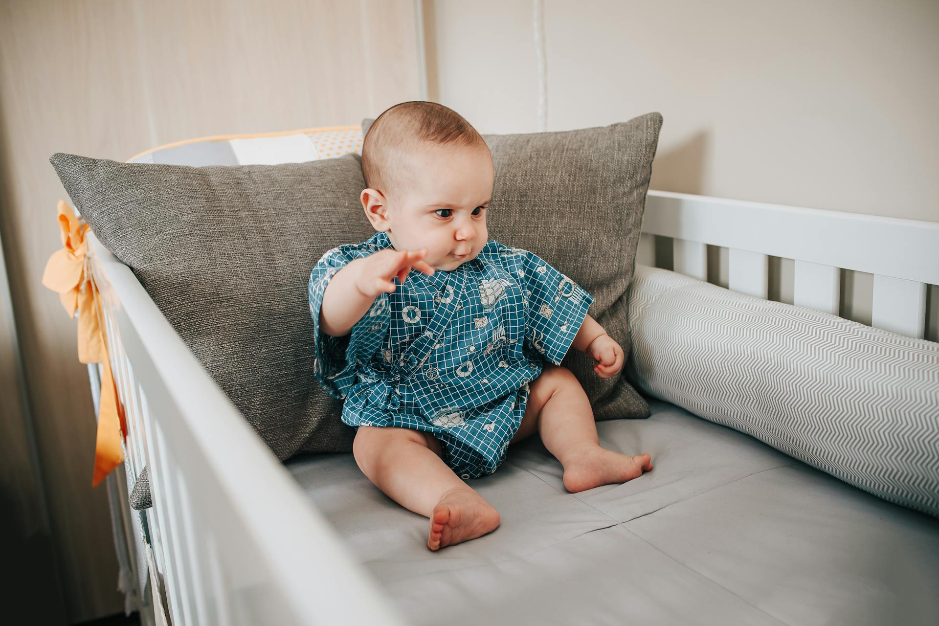 A baby sitting in a crib | Source: Pexels