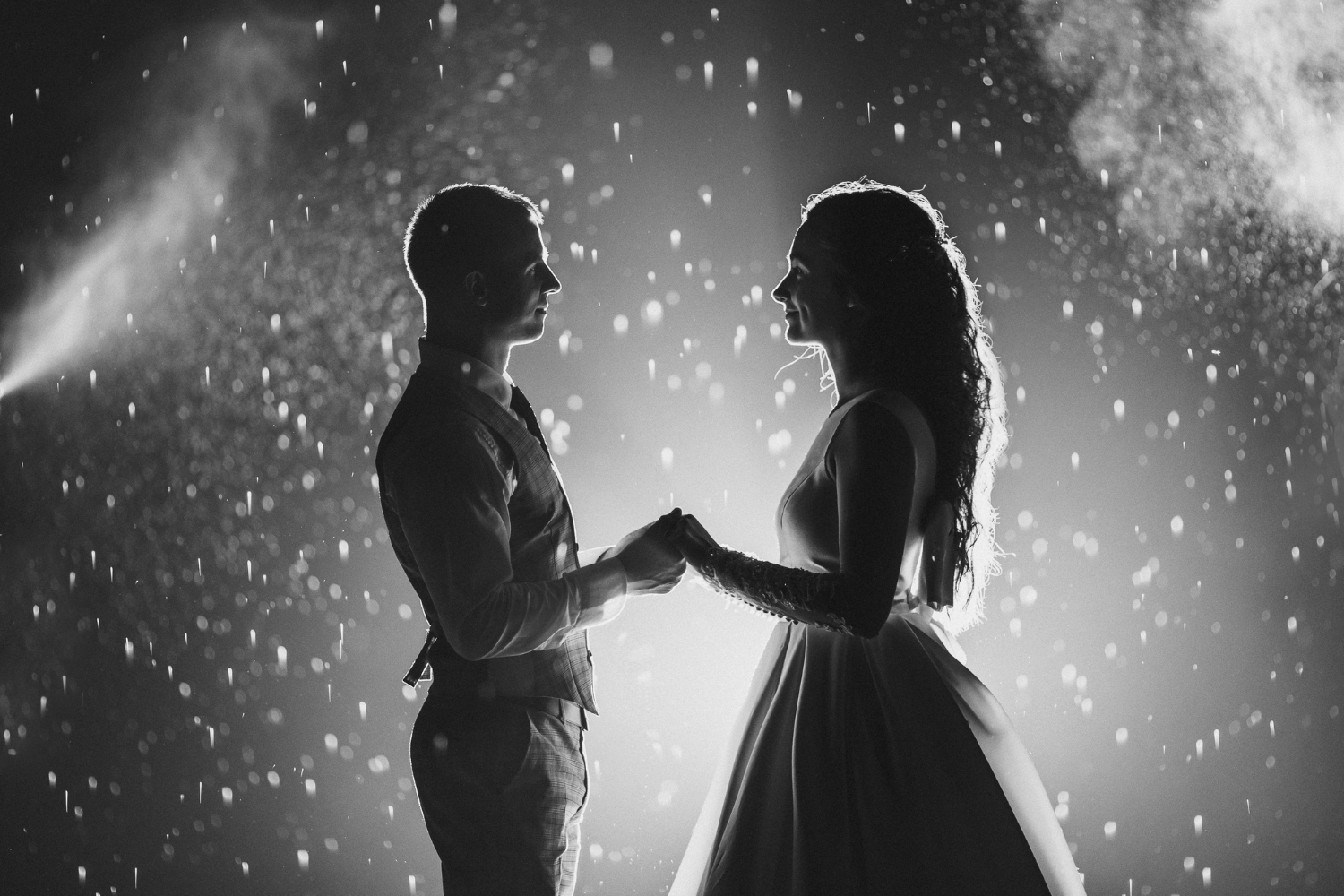 Photographie en niveaux de gris d'une mariée et d'un marié dansant | Source : Freepik