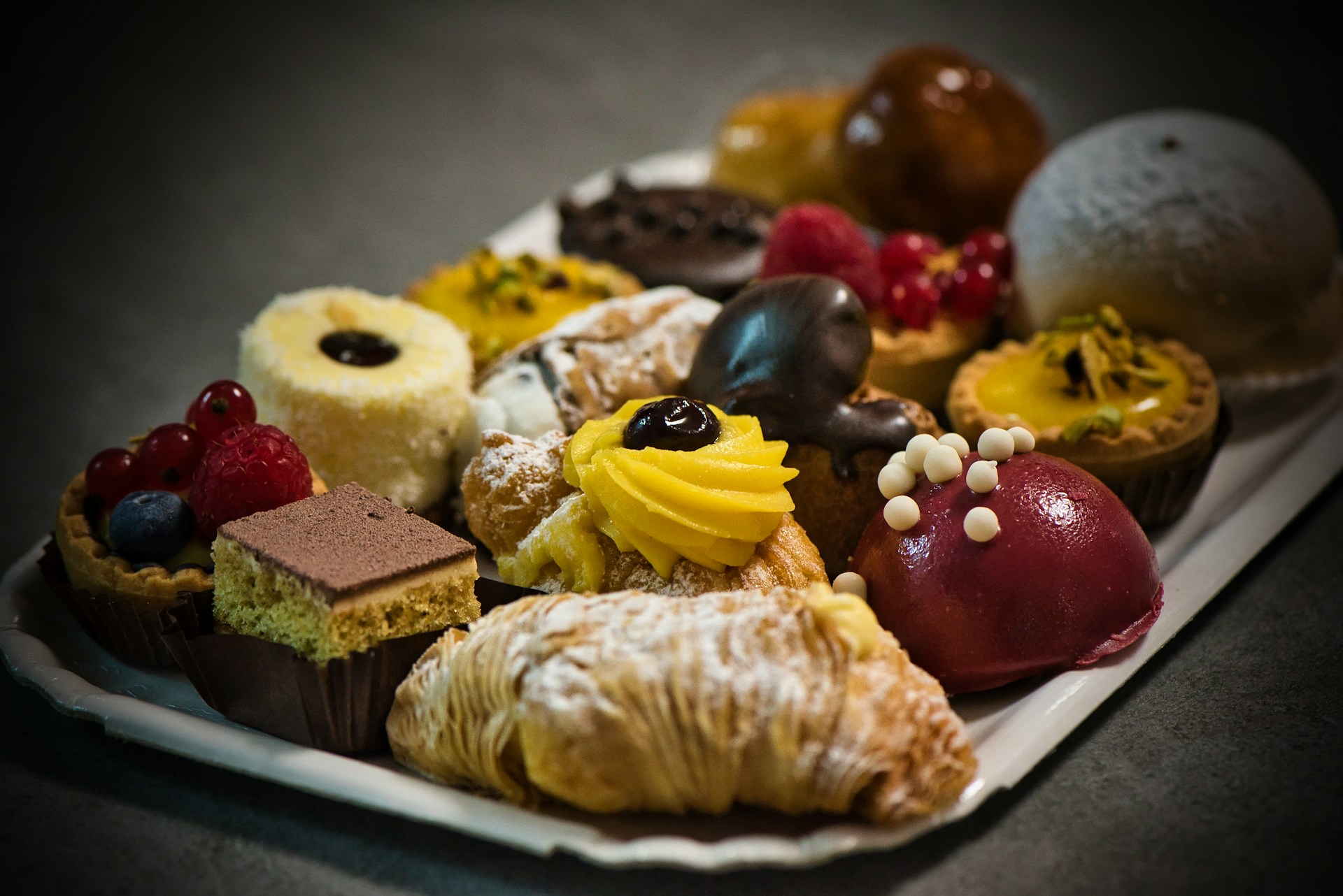 A tray loaded with dessert | Source: Unsplash