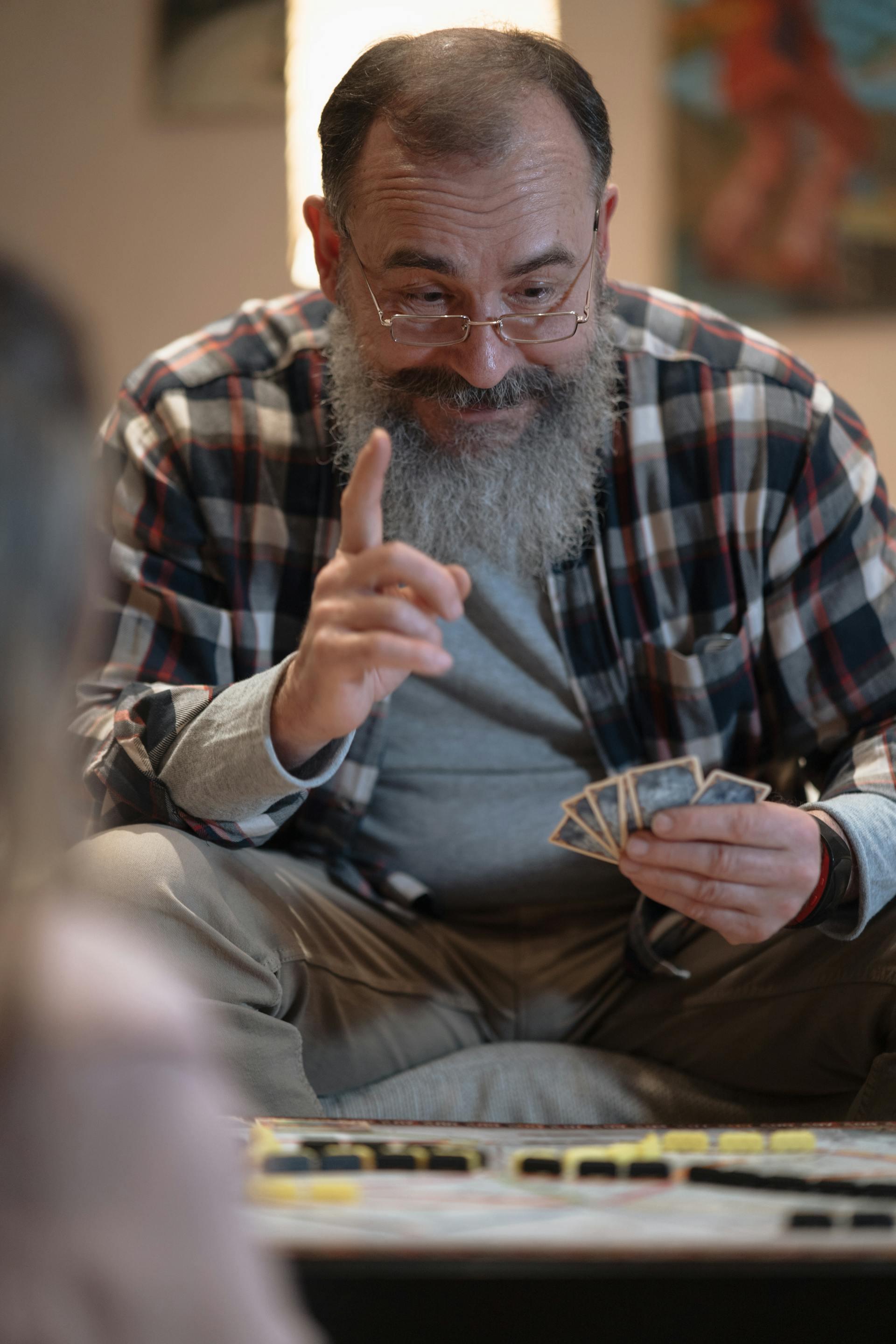 A happy man playing cards | Source: Pexels