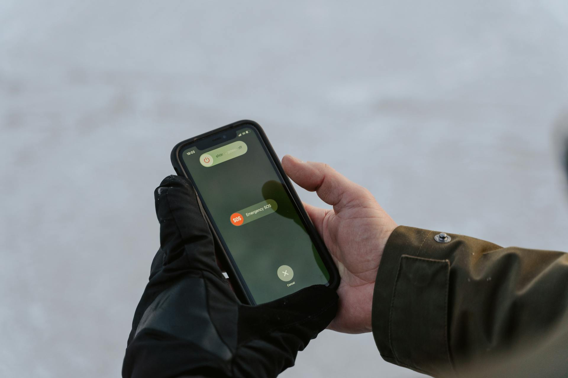 A man holding a phone | Source: Pexels