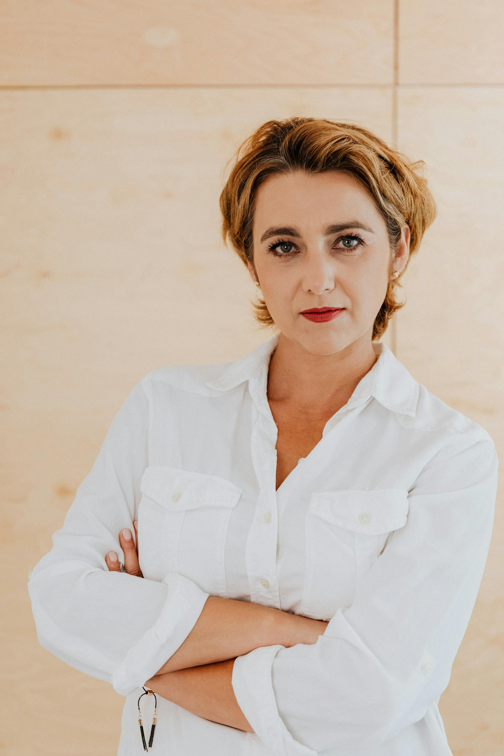 A woman standing with her arms crossed | Source: Pexels