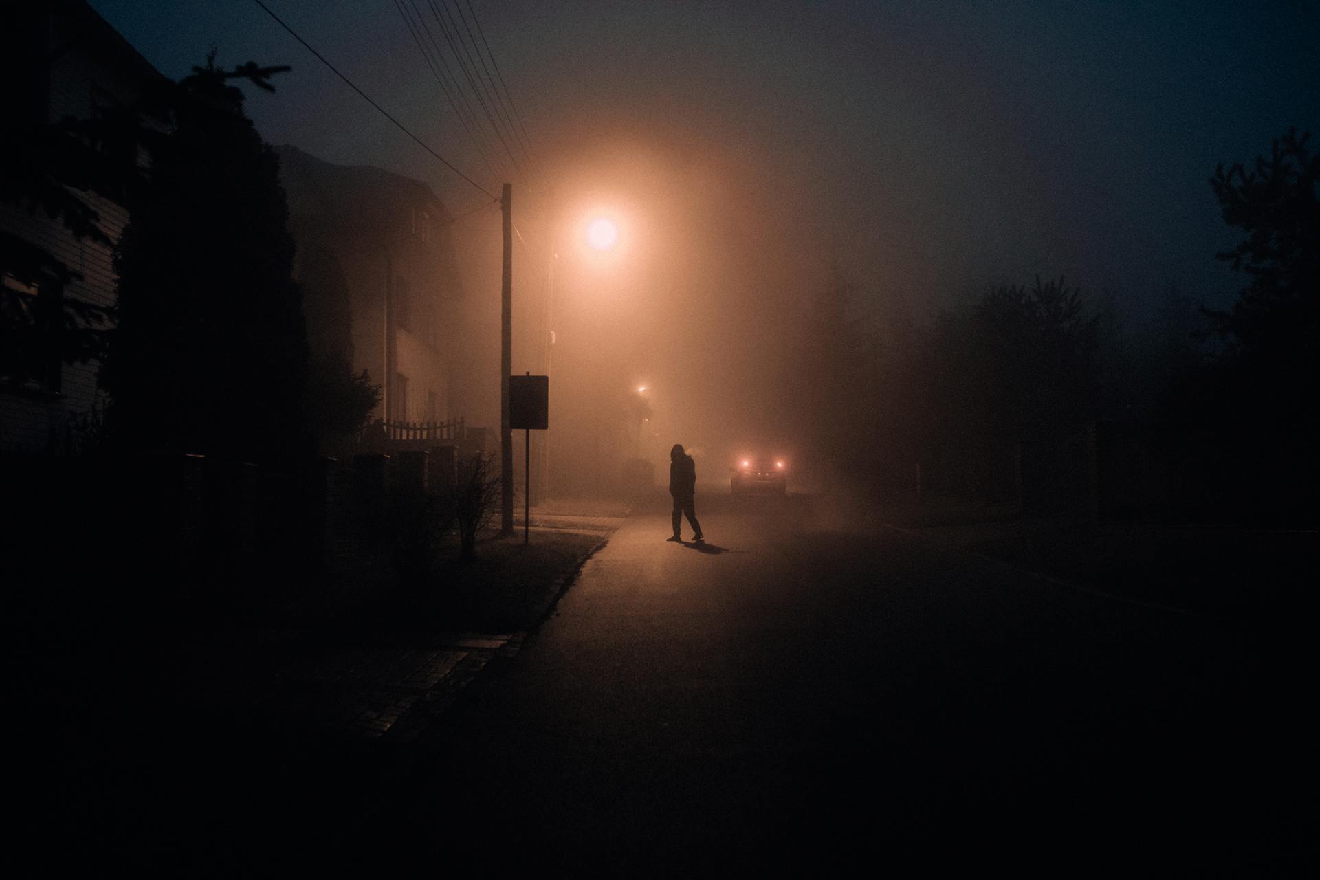 Silhouette d'un homme sur la route la nuit | Source : Pexels