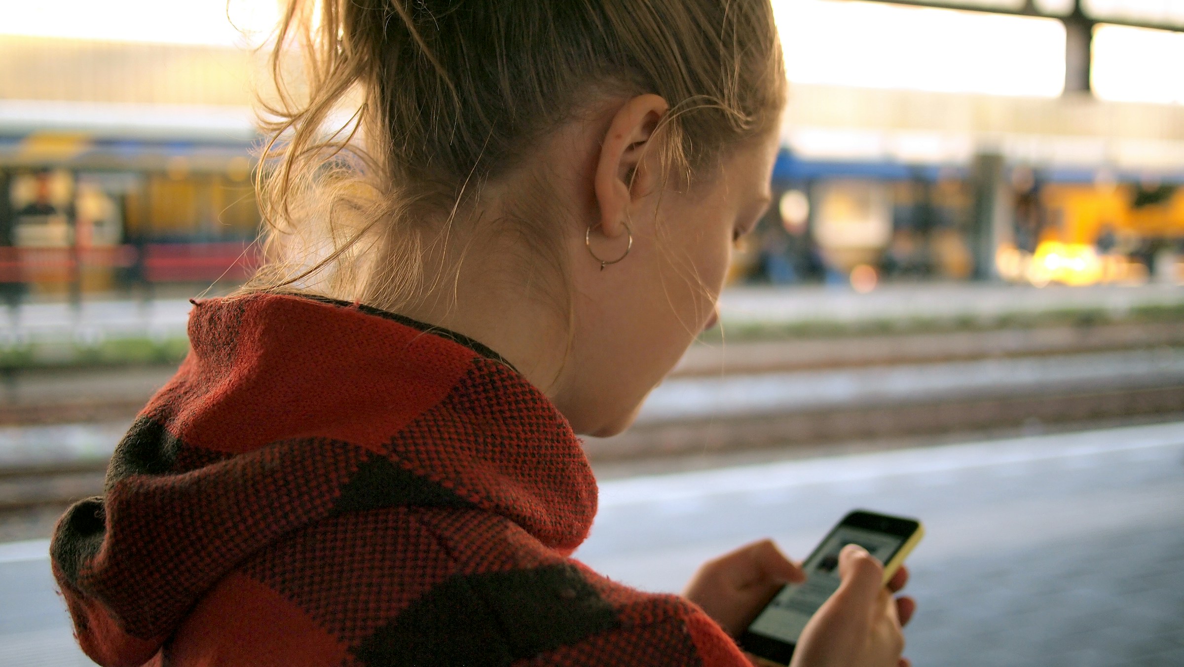 A woman holding a cell phone | Source: Unsplash