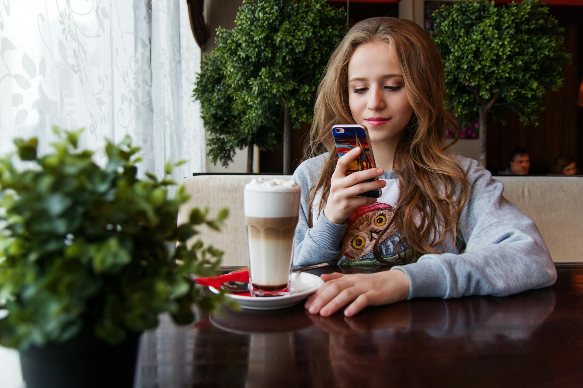 A teenage girl out for coffee | Source: Pexels