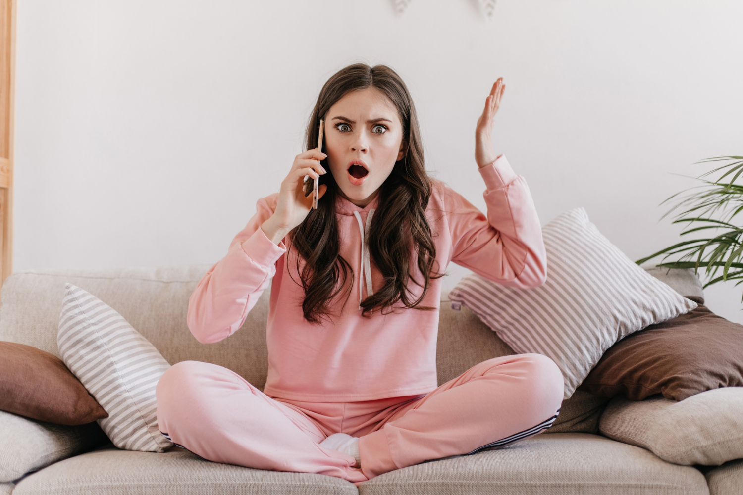 An agitated woman talking on the phone | Source: Freepik