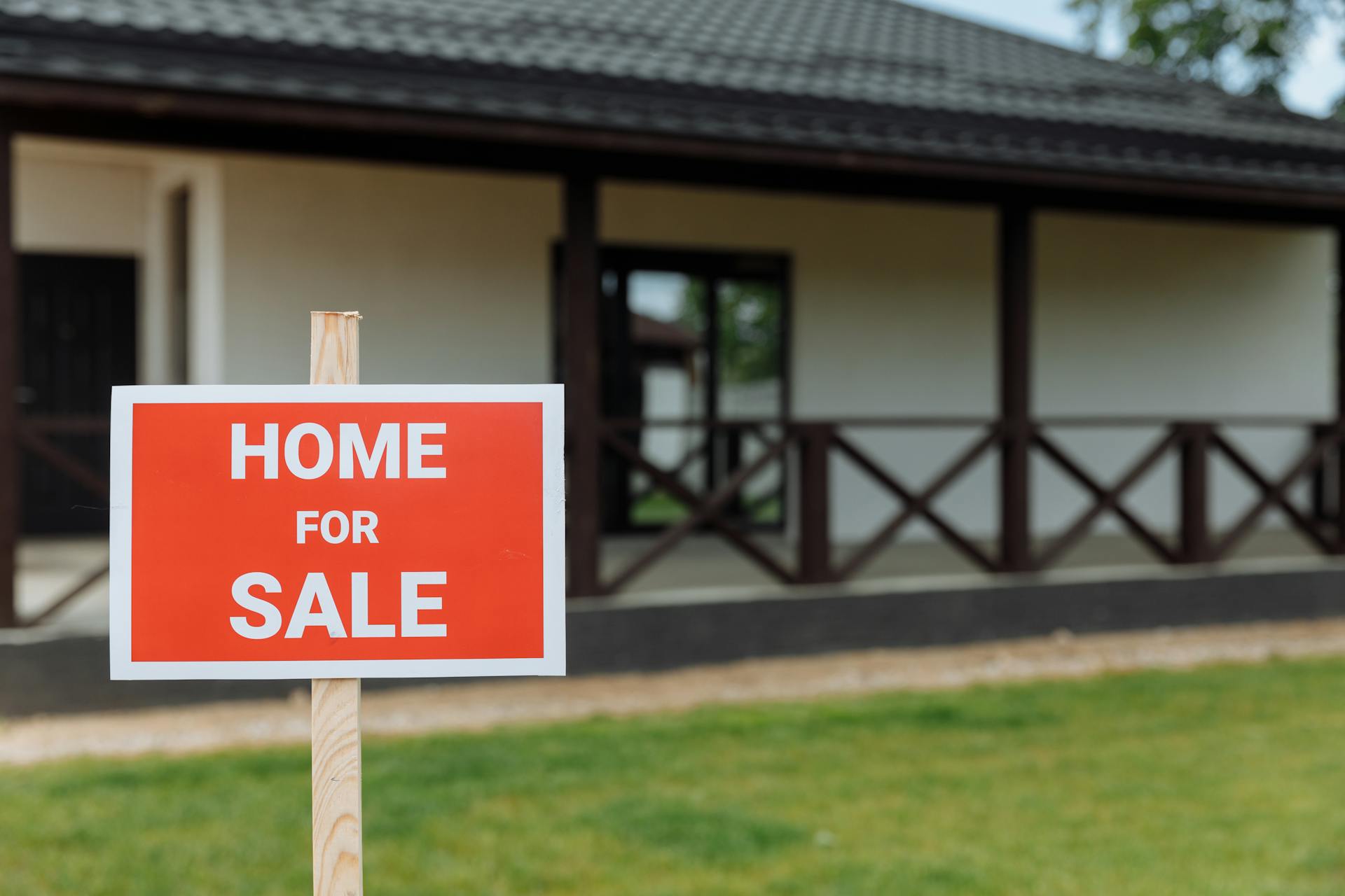 A home with a sign advertising it for sale | Source: Pexels