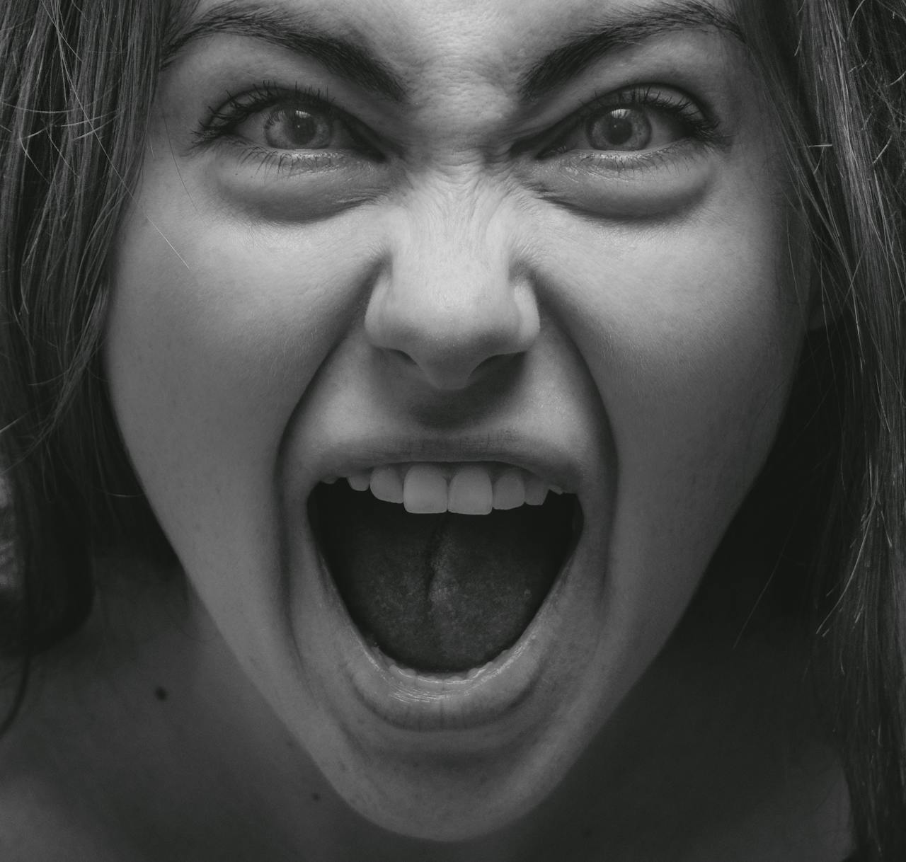 An angry woman yelling | Source: Pexels