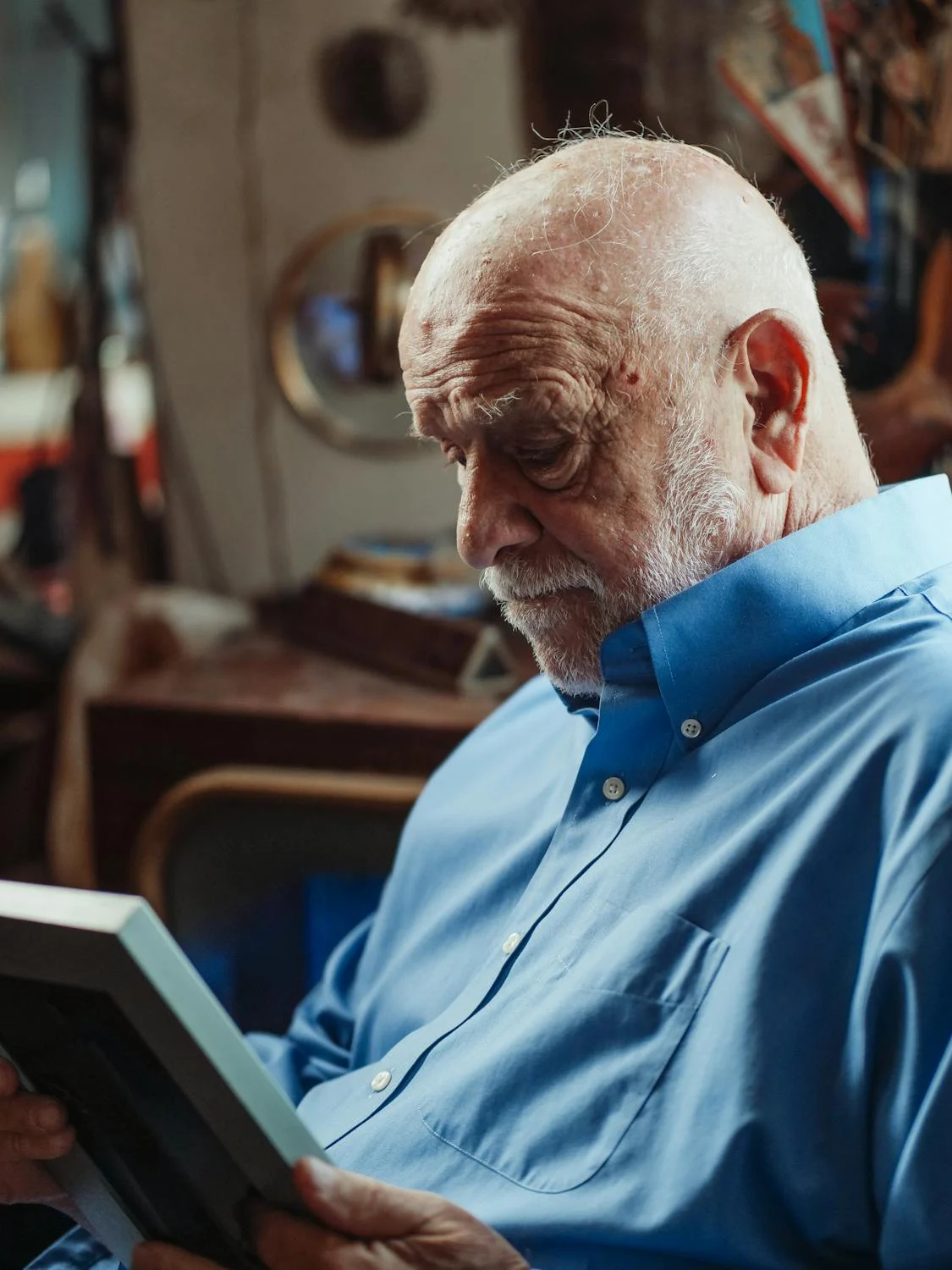 A sad man looking at the photo | Source: Pexels