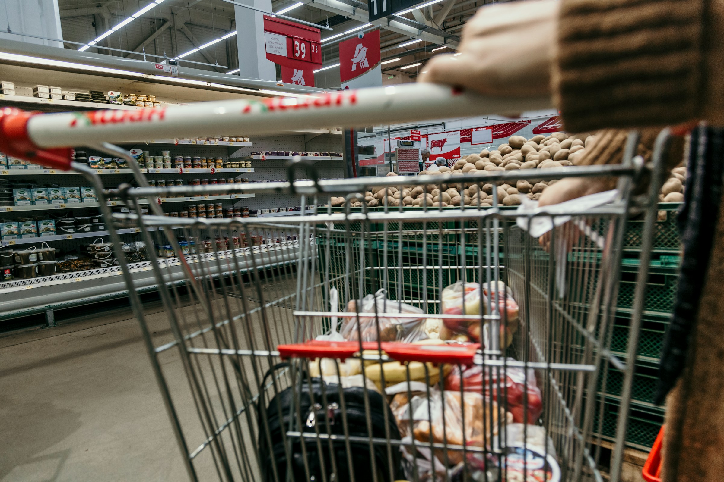 A grocery cart filled with goods | Source: Pexels