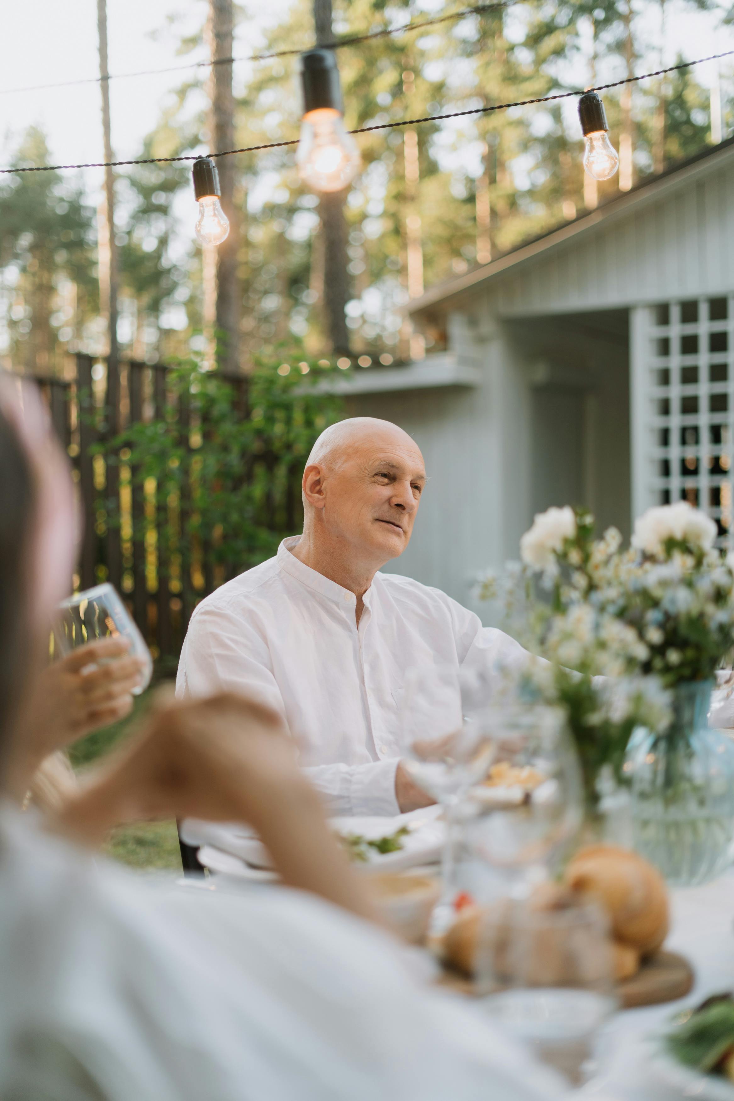 Shocked man in a white shirt | Source: Pexels