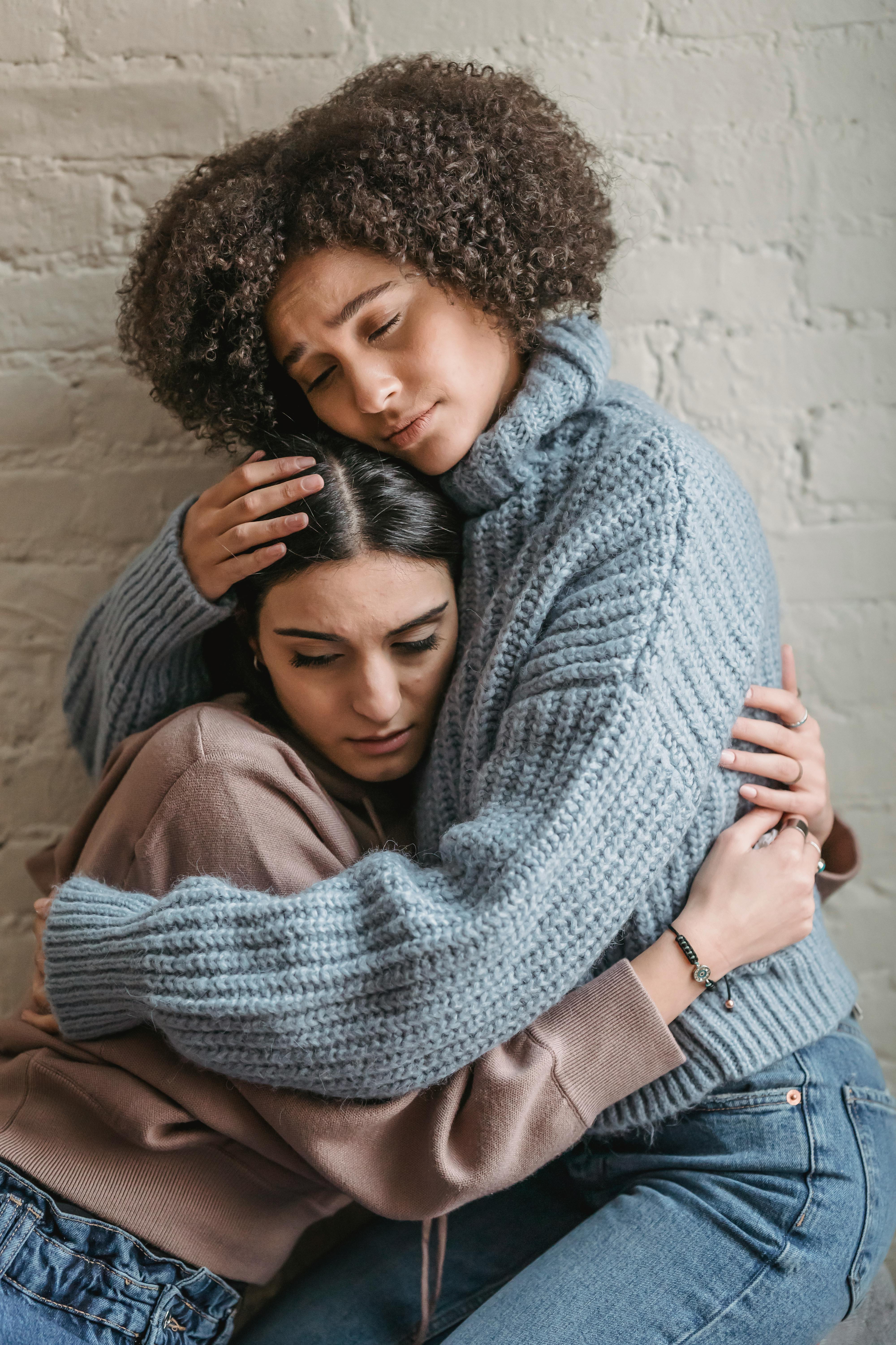 Karen comforting Stacy at her apartment | Source: Pexels