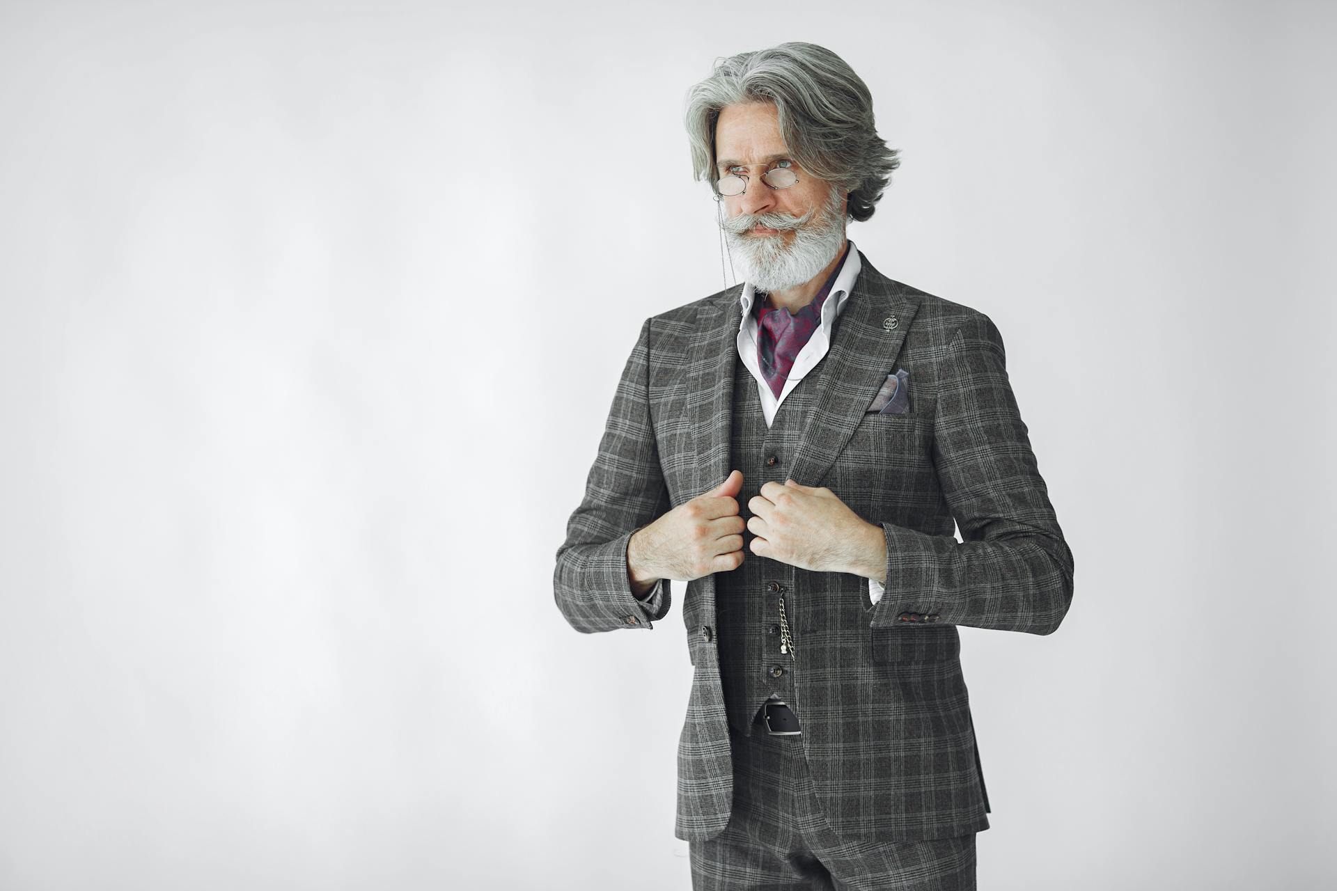 An elegant older man in an expensive suit | Source: Pexels