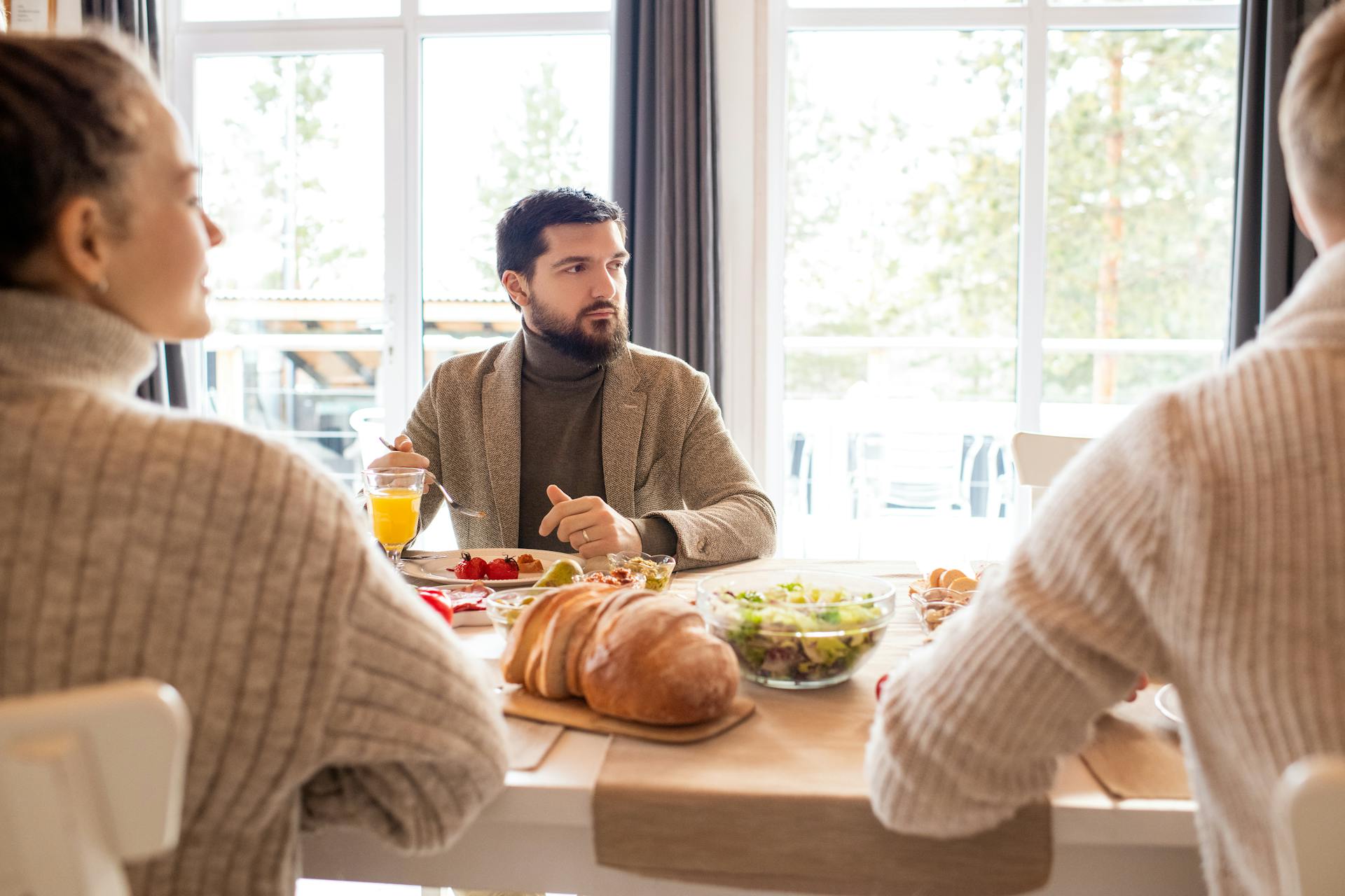 People glancing to one side during dinner | Source: Pexels