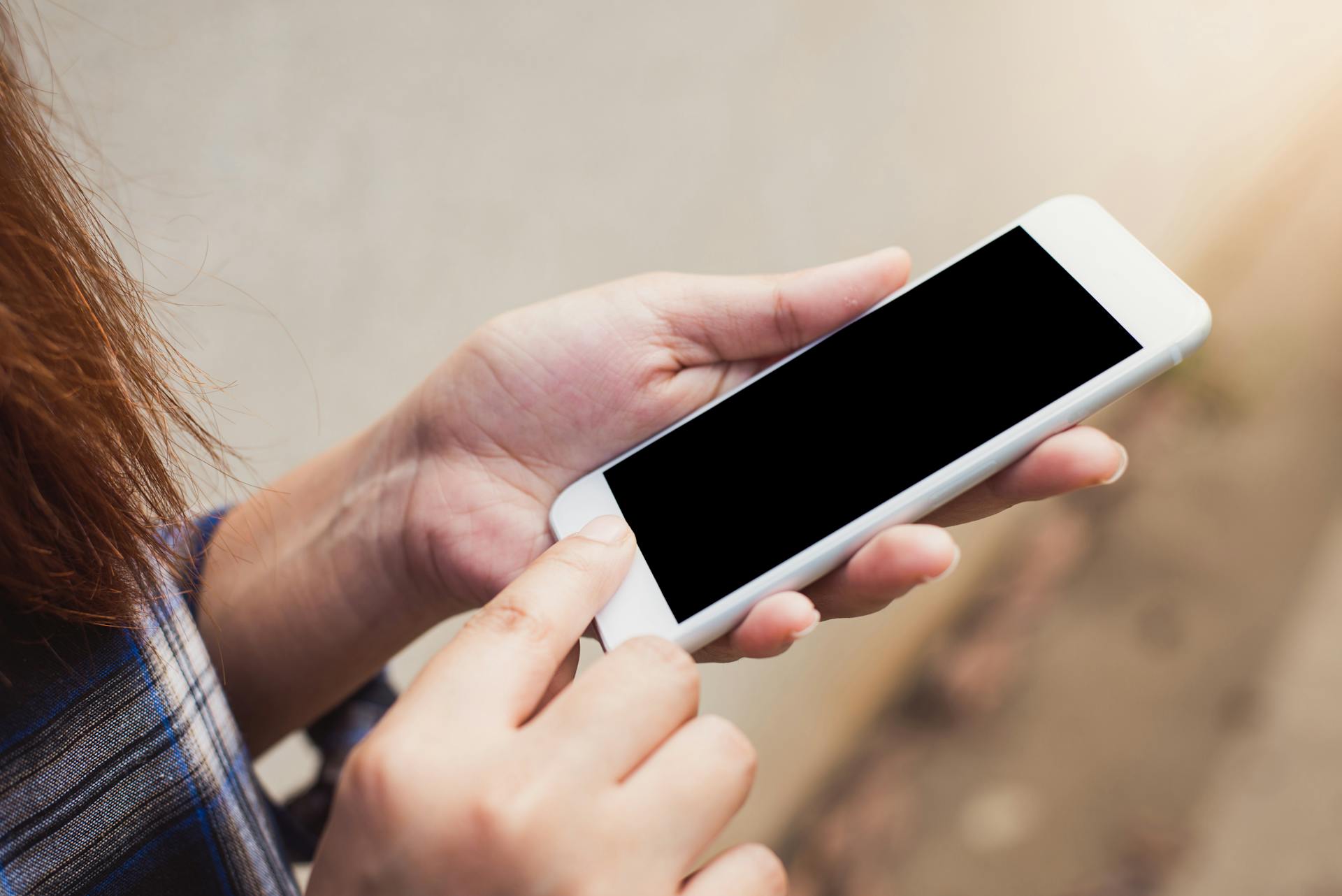 A girl using her phone | Source: Pexels