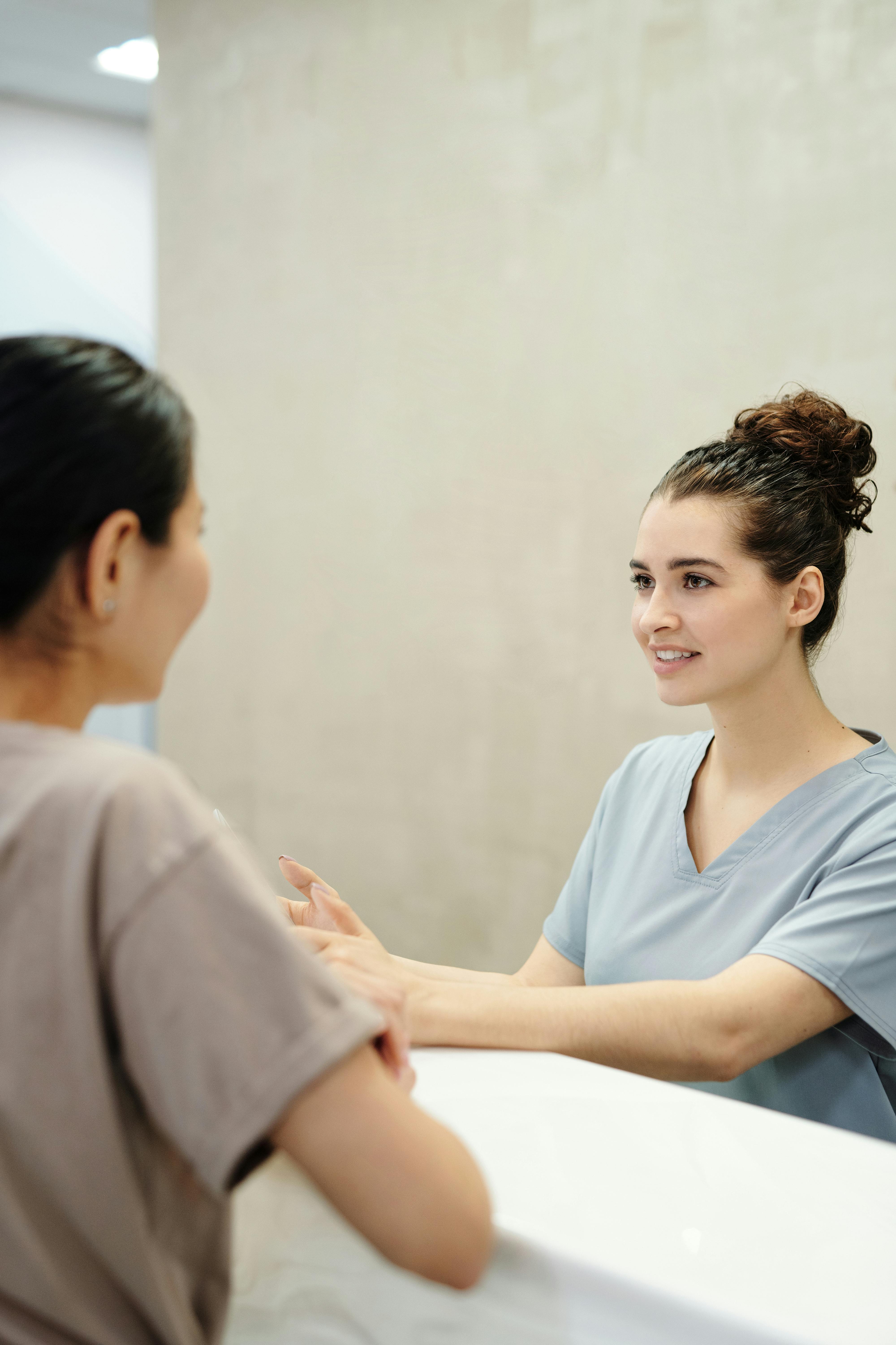 A woman talking to a nurse | Source: Pexels