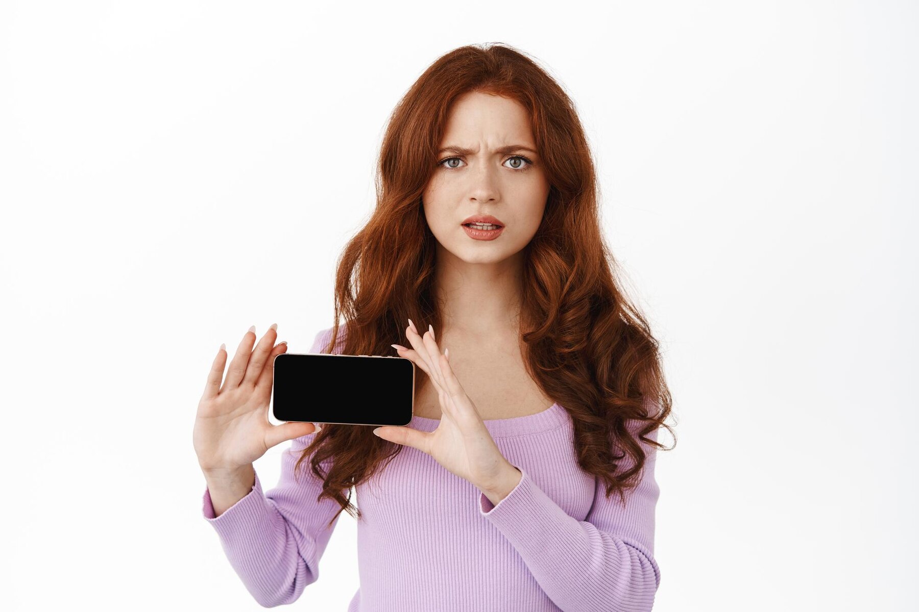 A woman holding a mobile phone | Source: Freepik