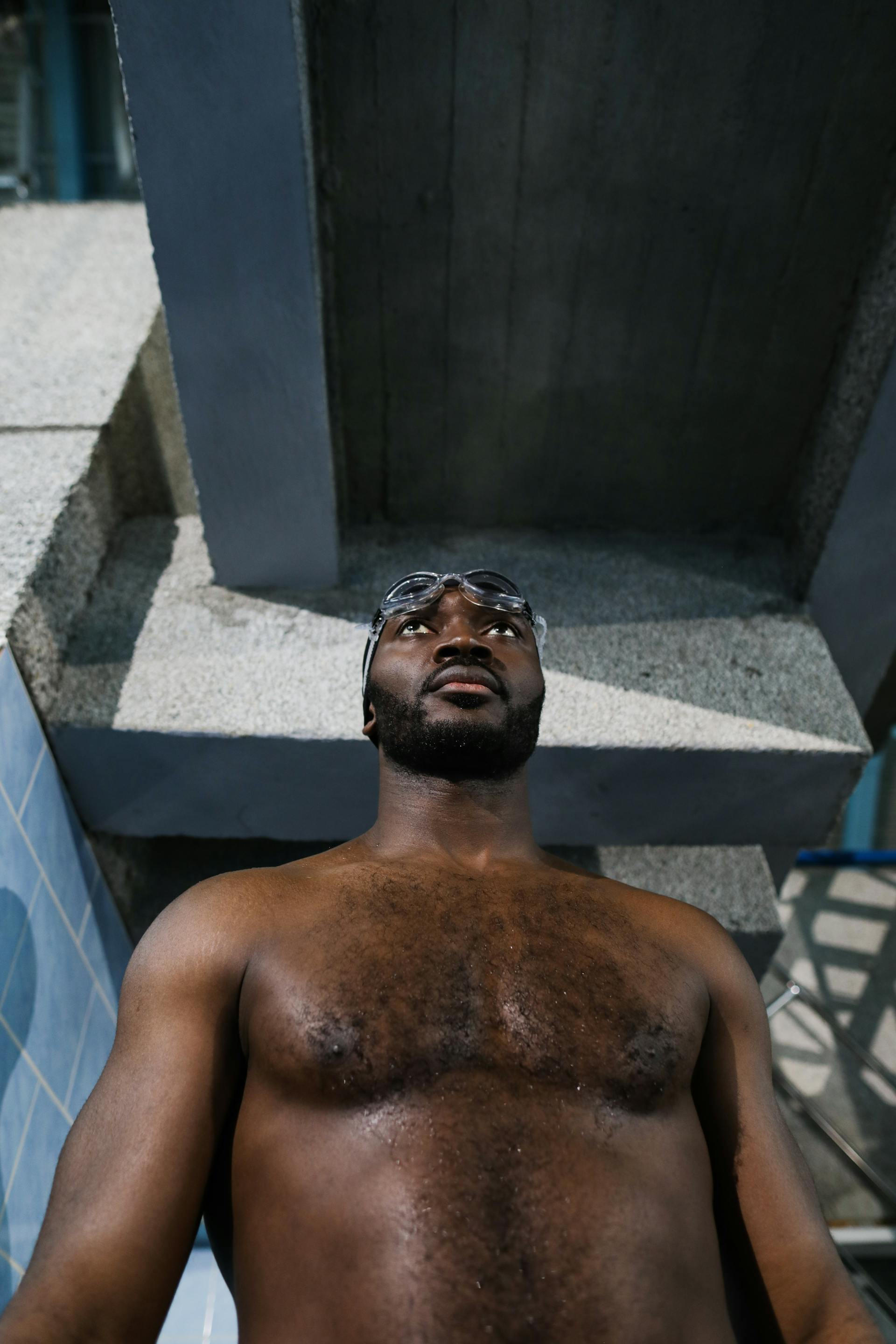 Um homem na piscina olhando para alguém | Fonte: Pexels
