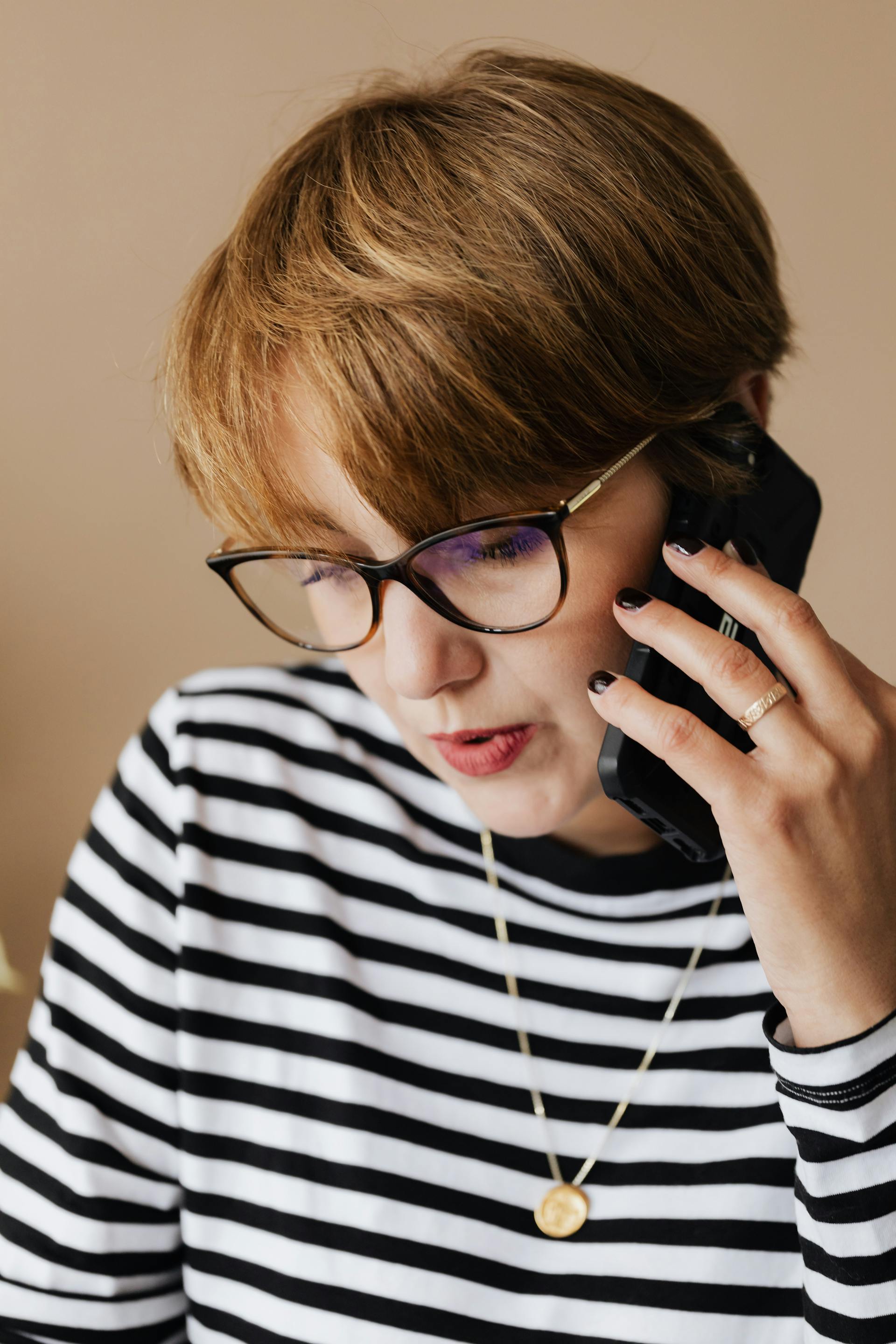 A woman speaking on her cell phone | Source: Pexels