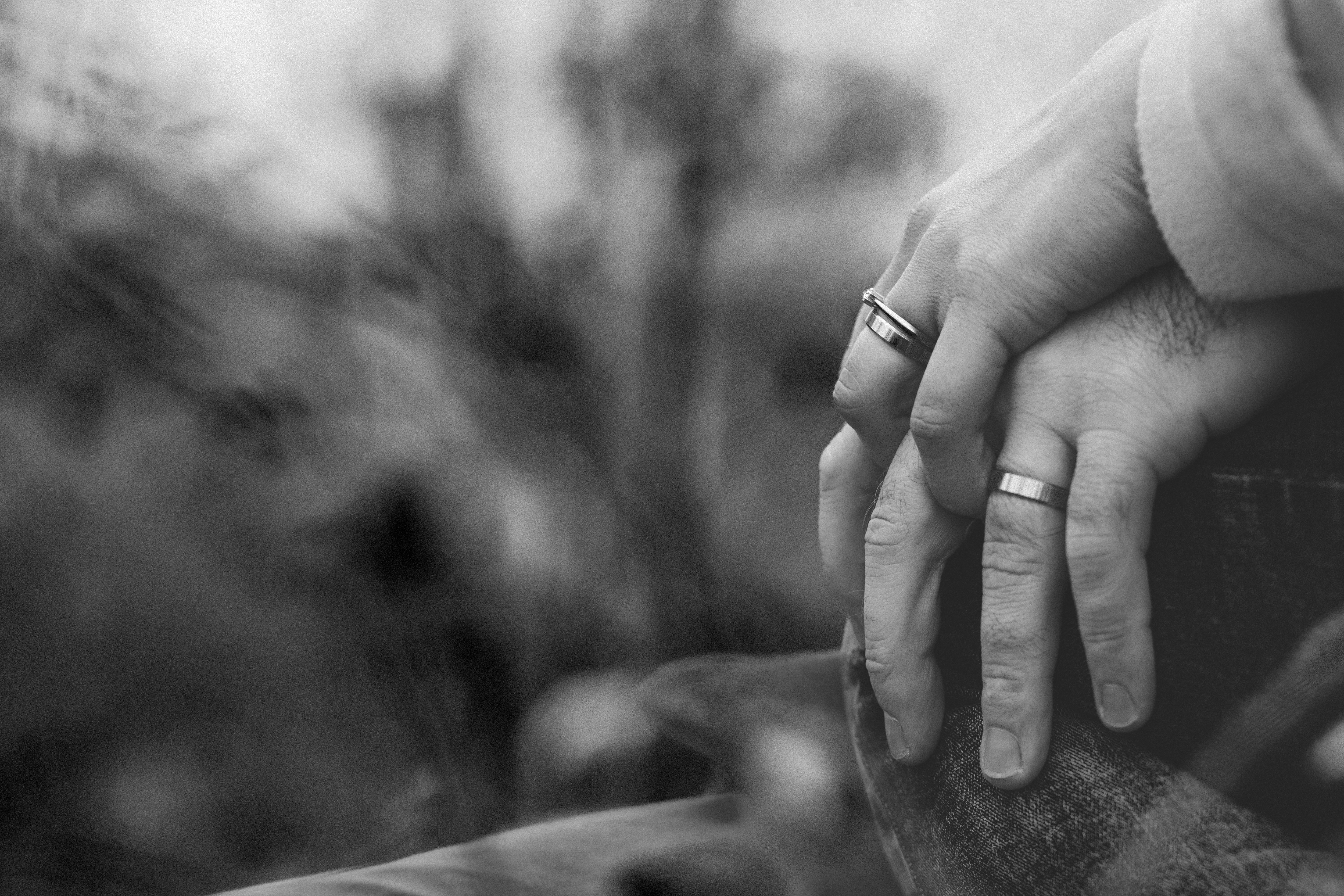 Holding hands | Source: Unsplash