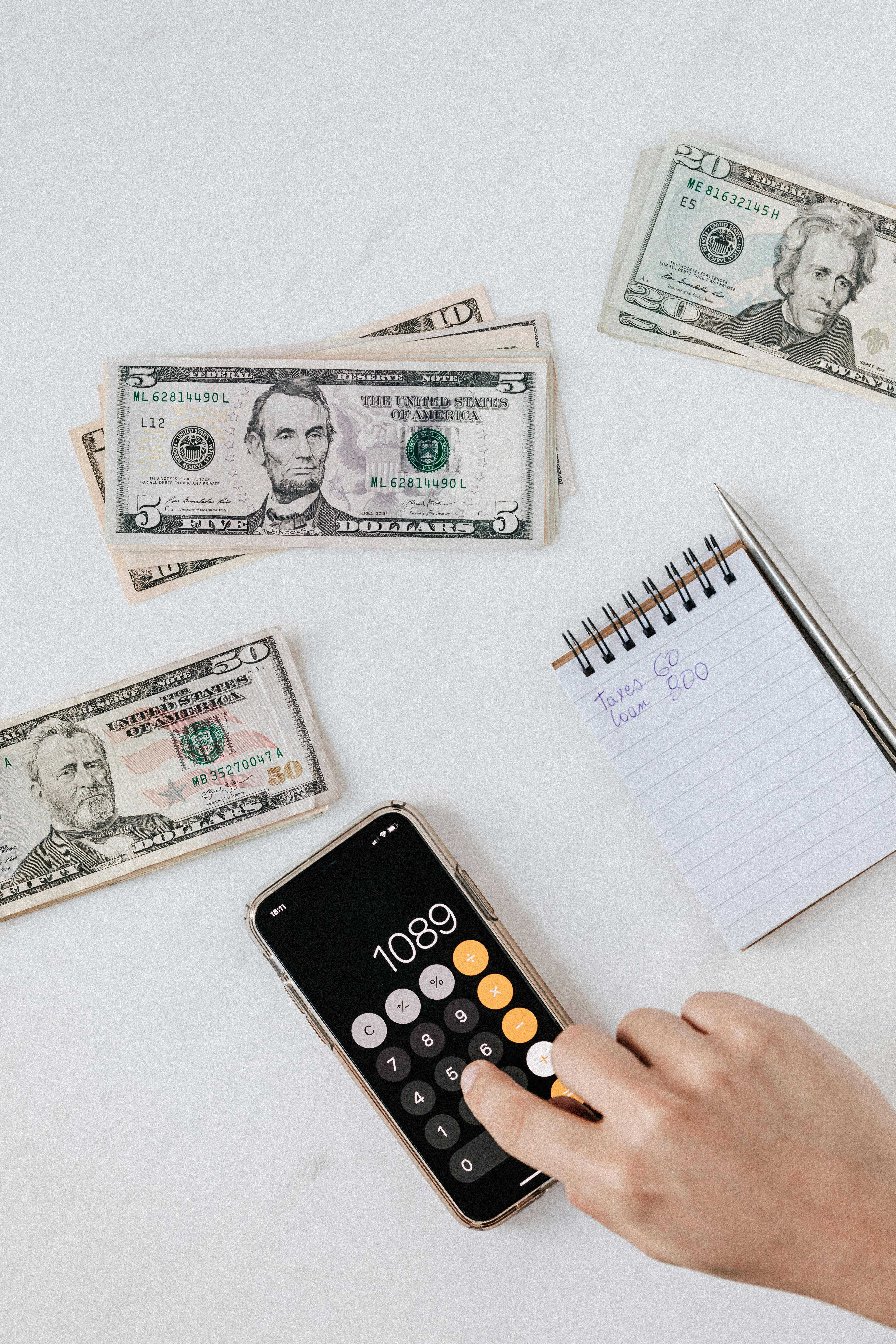 A man budgeting | Source: Pexels