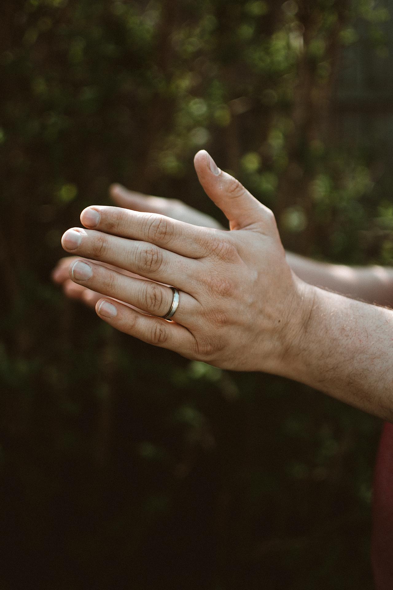 A man flaunting his engagement ring | Source: Pexels