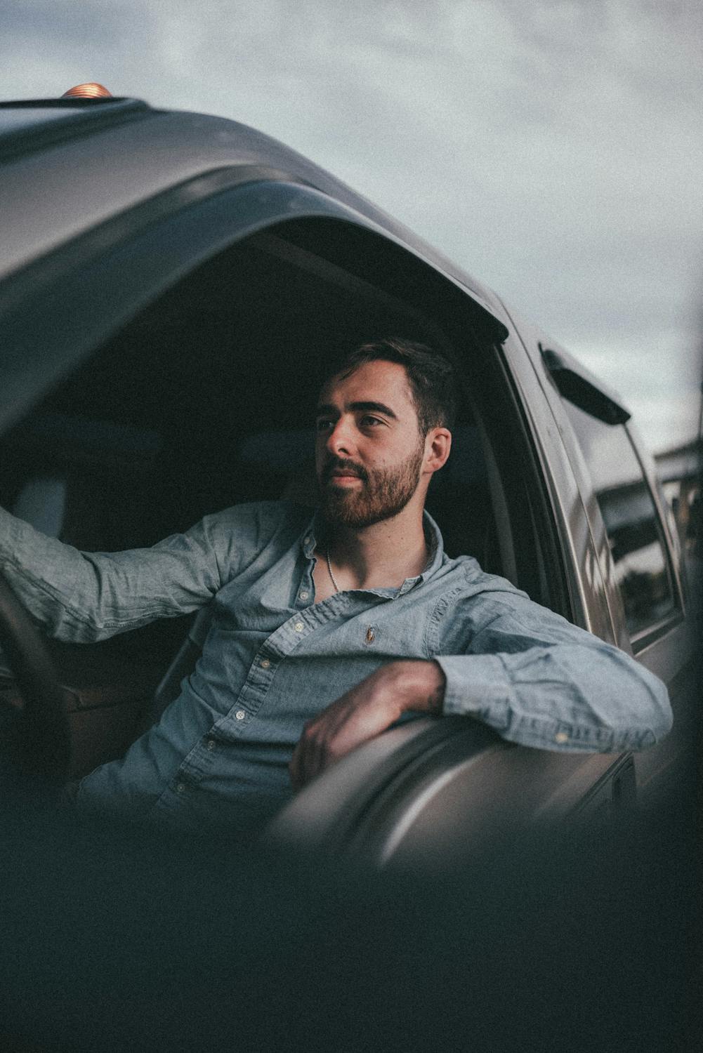 A confident man driving | Source: Pexels