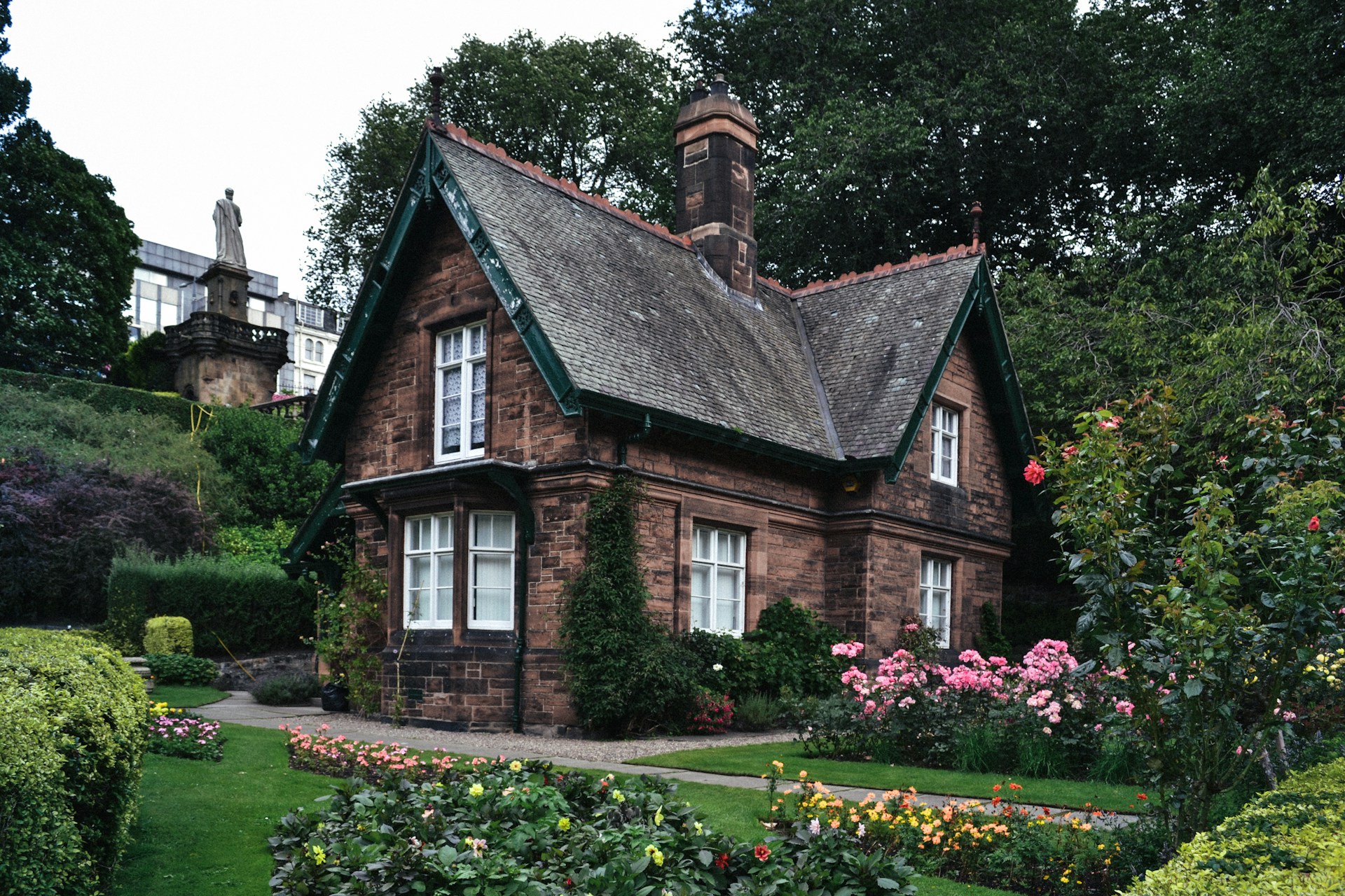 A picturesque house with a beautiful garden | Source: Unsplash