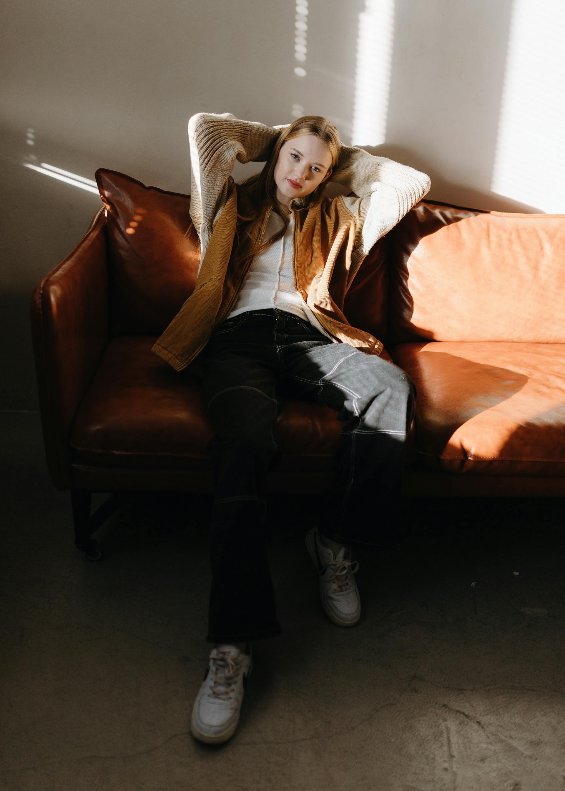 A teen girl on a couch | Source: Pexels