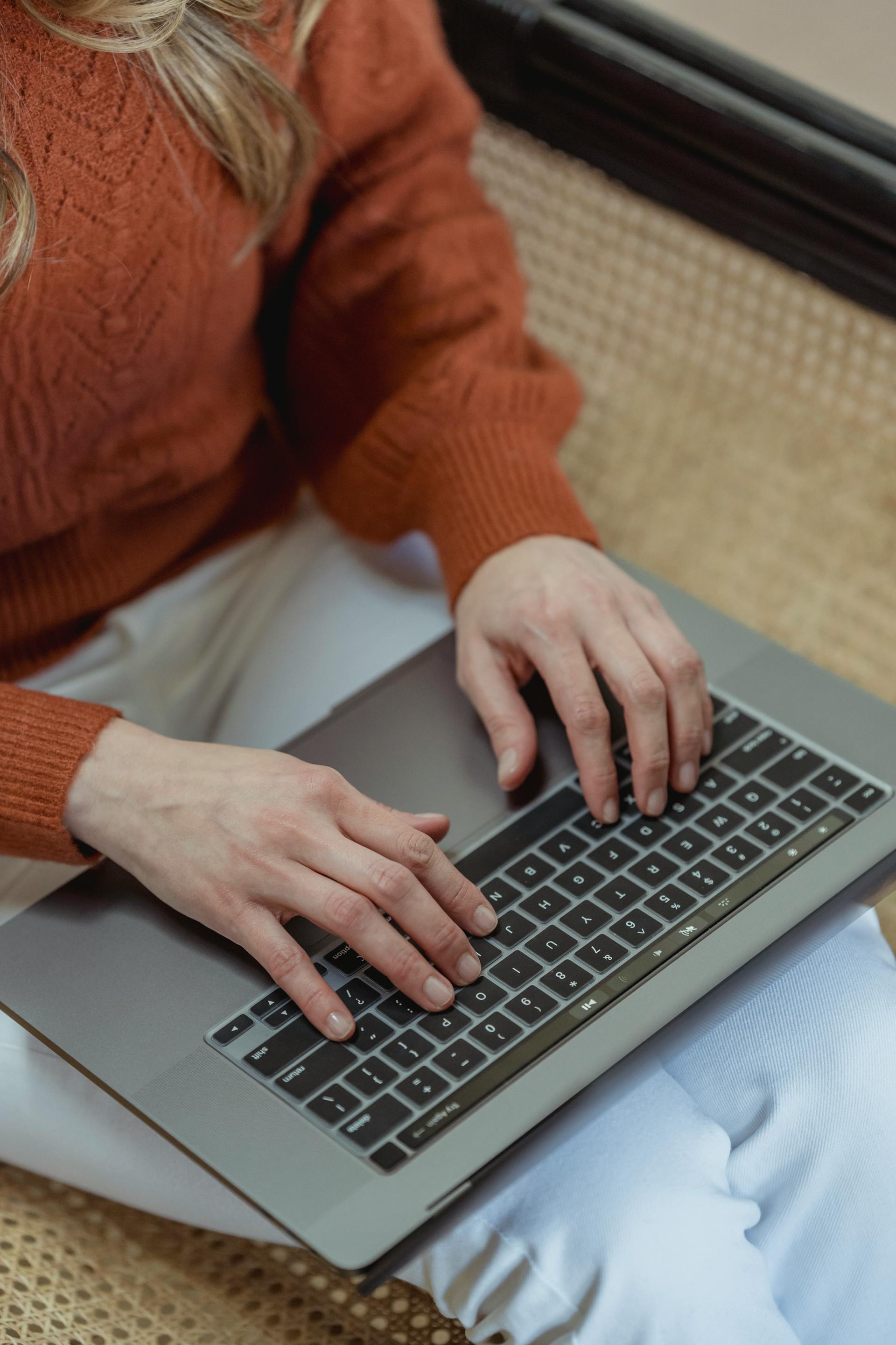 A woman using her laptop | Source: Pexels