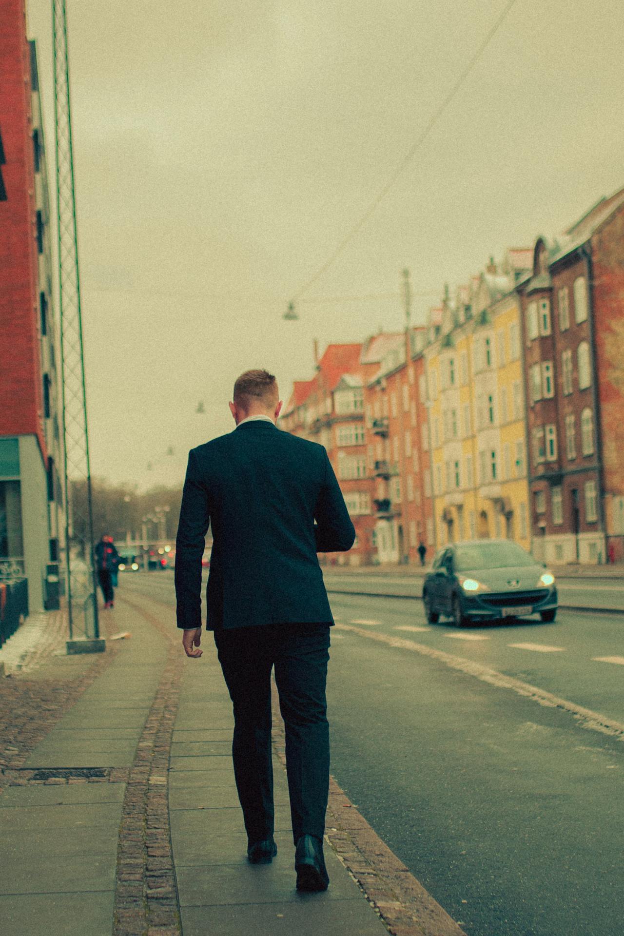 A man walking on the sidewalk | Source: Pexels