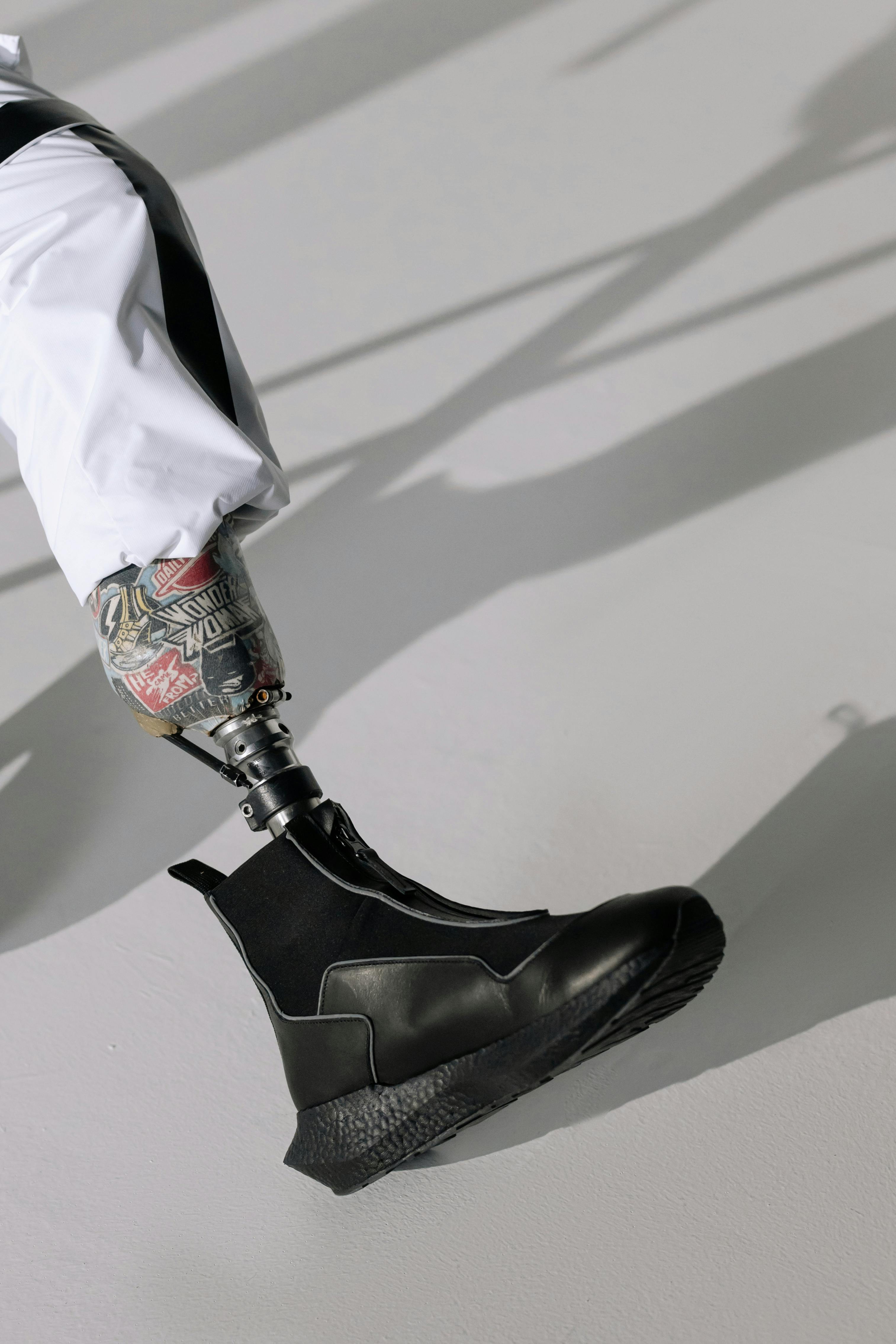 A close-up of a prosthetic leg | Source: Pexels