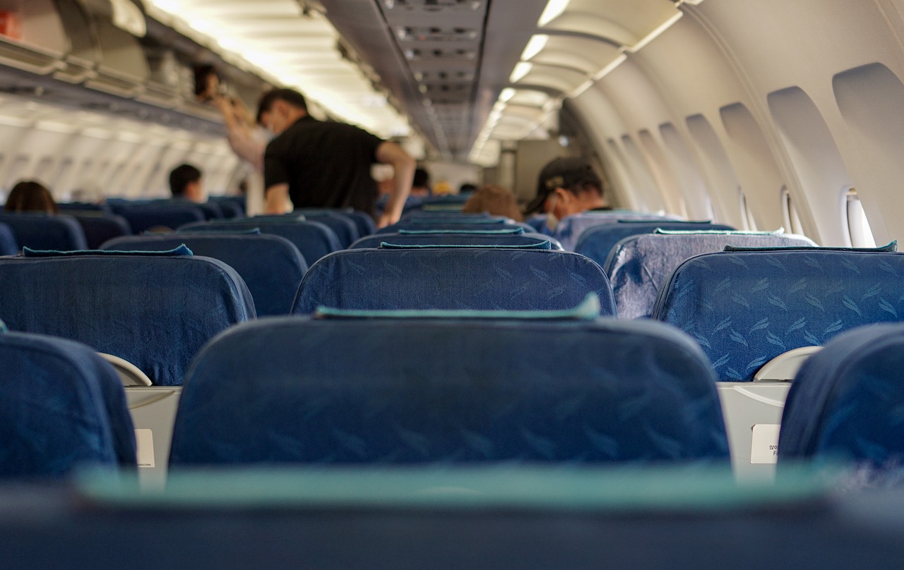 A nearly-empty airplane cabin | Source: Pixabay